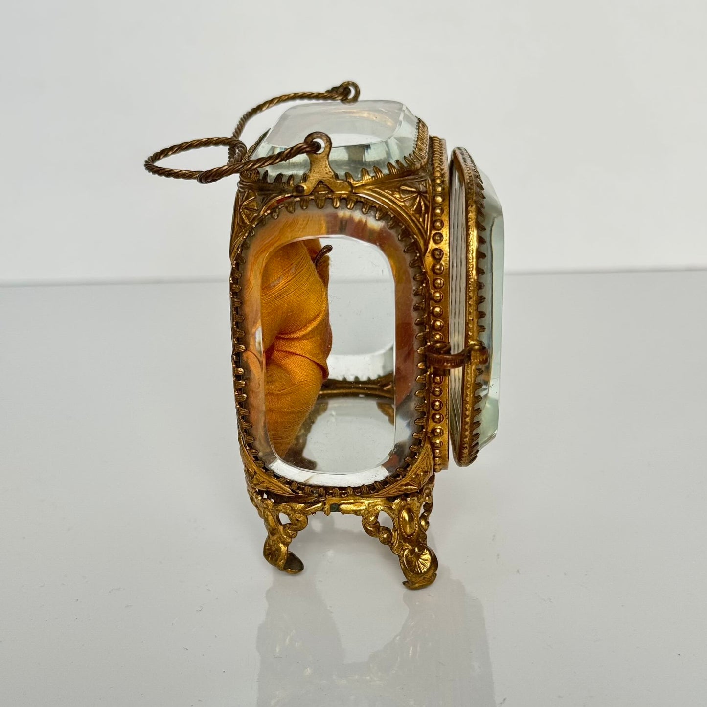 English: Napoleon III style pocket watch stand in gilded brass and beveled glass, late 19th to early 20th century. ; 日本語: 19世紀後期〜20世紀初頭のナポレオン三世様式、金メッキ真鍮と面取りガラス製の懐中時計スタンド。 ; Français: Porte-montre de style Napoléon III en laiton doré et verre biseauté, fin XIXe – début XXe.