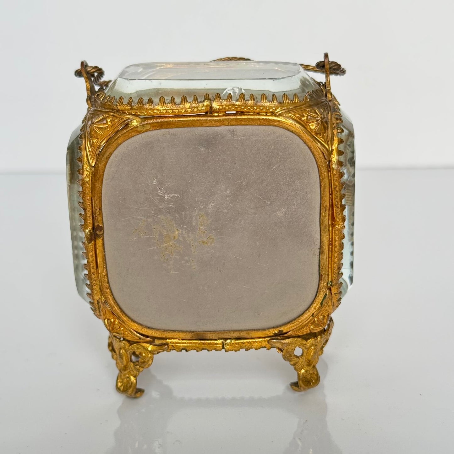 English: Napoleon III style pocket watch stand in gilded brass and beveled glass, late 19th to early 20th century. ; 日本語: 19世紀後期〜20世紀初頭のナポレオン三世様式、金メッキ真鍮と面取りガラス製の懐中時計スタンド。 ; Français: Porte-montre de style Napoléon III en laiton doré et verre biseauté, fin XIXe – début XXe.