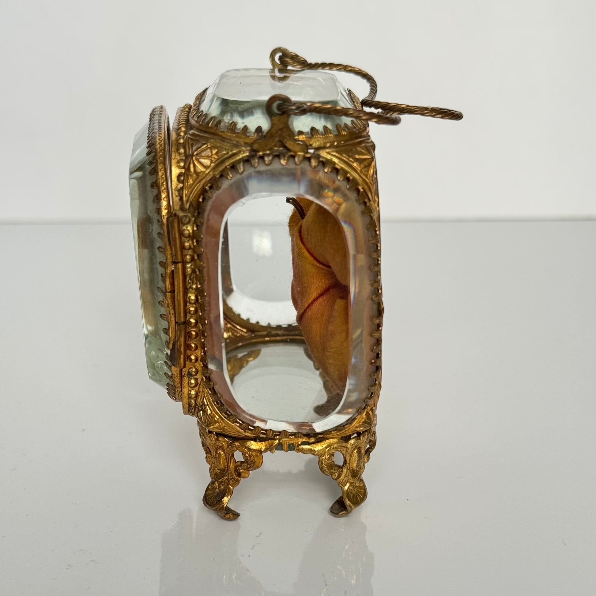English: Napoleon III style pocket watch stand in gilded brass and beveled glass, late 19th to early 20th century. ; 日本語: 19世紀後期〜20世紀初頭のナポレオン三世様式、金メッキ真鍮と面取りガラス製の懐中時計スタンド。 ; Français: Porte-montre de style Napoléon III en laiton doré et verre biseauté, fin XIXe – début XXe.