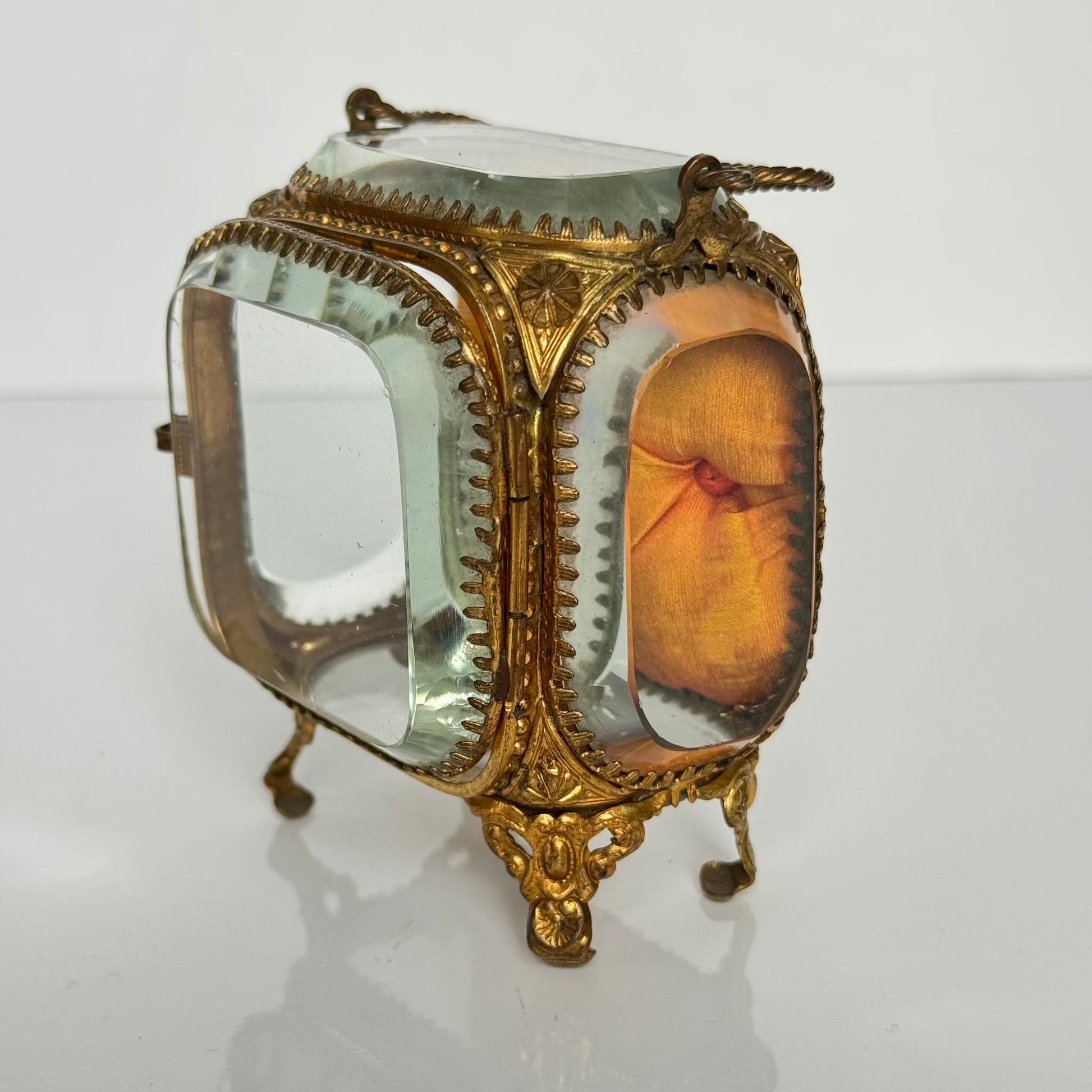 English: Napoleon III style pocket watch stand in gilded brass and beveled glass, late 19th to early 20th century. ; 日本語: 19世紀後期〜20世紀初頭のナポレオン三世様式、金メッキ真鍮と面取りガラス製の懐中時計スタンド。 ; Français: Porte-montre de style Napoléon III en laiton doré et verre biseauté, fin XIXe – début XXe.
