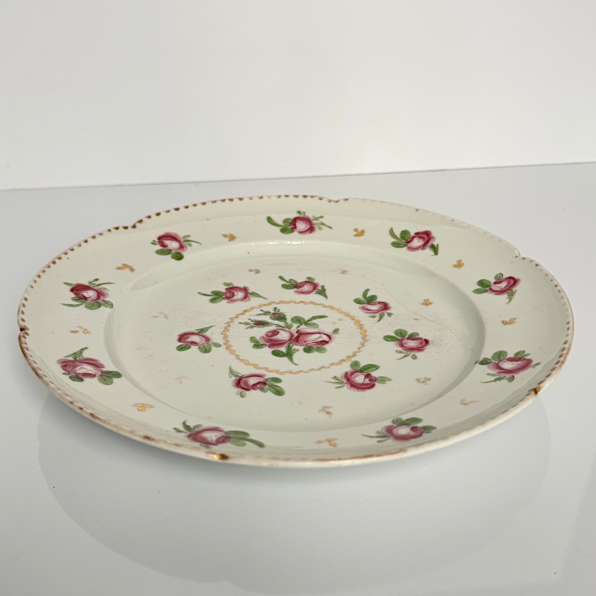 English: 18th-century Niderviller porcelain plate, decorated with small rose motifs in the style of Sèvres ; 日本語: セーブル様式の小さなバラのモチーフで装飾された18世紀のニーデルヴィレー磁器の皿; Français: Assiette en porcelaine de Niderviller du XVIIIe siècle, décorée de petites roses dans le style de Sèvres.