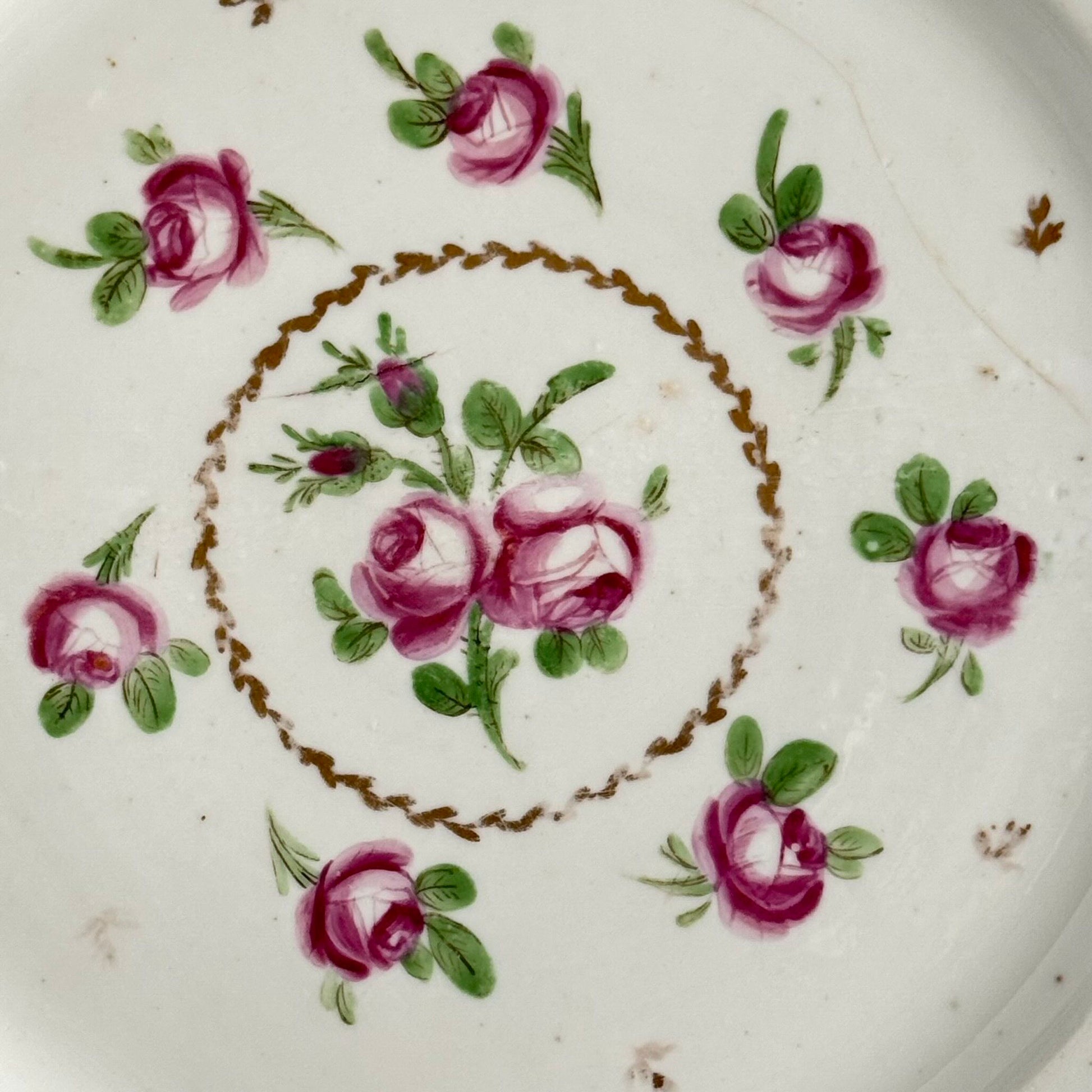 English: 18th-century Niderviller porcelain plate, decorated with small rose motifs in the style of Sèvres ; 日本語: セーブル様式の小さなバラのモチーフで装飾された18世紀のニーデルヴィレー磁器の皿; Français: Assiette en porcelaine de Niderviller du XVIIIe siècle, décorée de petites roses dans le style de Sèvres.