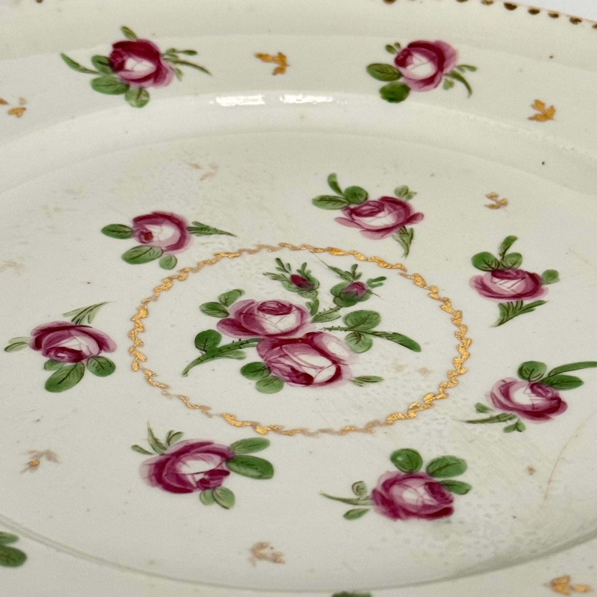 English: 18th-century Niderviller porcelain plate, decorated with small rose motifs in the style of Sèvres ; 日本語: セーブル様式の小さなバラのモチーフで装飾された18世紀のニーデルヴィレー磁器の皿; Français: Assiette en porcelaine de Niderviller du XVIIIe siècle, décorée de petites roses dans le style de Sèvres.