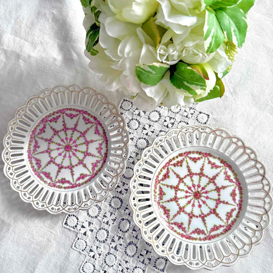 English: Pair of pierced porcelain plates with rose decoration, one with pink roses and the other with red roses, late 19th–early 20th century ; 日本語: バラ装飾の透かし細工磁器皿ペア、1枚はピンクのバラ、もう1枚は赤いバラ、19世紀後期〜20世紀初期 ; Français: Paire d’assiettes ajourées en porcelaine décorées de roses, l’une avec roses roses, l’autre avec roses rouges, fin XIXe – début XXe siècle