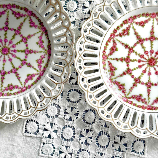 English: Pair of pierced porcelain plates with rose decoration, one with pink roses and the other with red roses, late 19th–early 20th century ; 日本語: バラ装飾の透かし細工磁器皿ペア、1枚はピンクのバラ、もう1枚は赤いバラ、19世紀後期〜20世紀初期 ; Français: Paire d’assiettes ajourées en porcelaine décorées de roses, l’une avec roses roses, l’autre avec roses rouges, fin XIXe – début XXe siècle