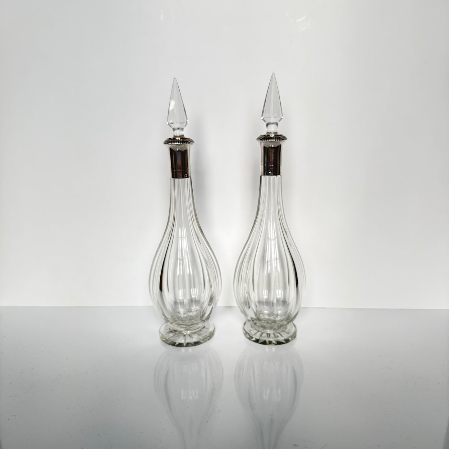 English: Pair of crystal decanters with French sterling silver mounts, Minerva 1st standard hallmark, late 19th to early 20th century ; 日本語: フランス製スターリングシルバーの装飾が施されたクリスタルのデカンタ2本セット、ミネルヴァ刻印、19世紀末〜20世紀初頭 ; Français: Paire de carafes en cristal avec monture en argent massif français, poinçon Minerve 1er titre, fin XIXᵉ – début XXᵉ siècle 