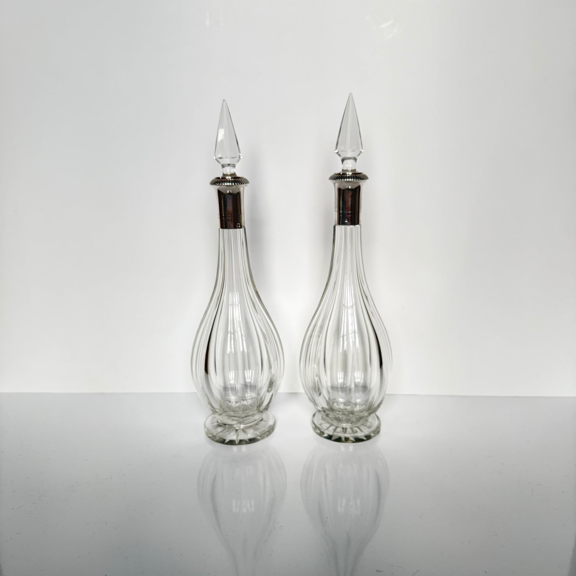 English: Pair of crystal decanters with French sterling silver mounts, Minerva 1st standard hallmark, late 19th to early 20th century ; 日本語: フランス製スターリングシルバーの装飾が施されたクリスタルのデカンタ2本セット、ミネルヴァ刻印、19世紀末〜20世紀初頭 ; Français: Paire de carafes en cristal avec monture en argent massif français, poinçon Minerve 1er titre, fin XIXᵉ – début XXᵉ siècle 