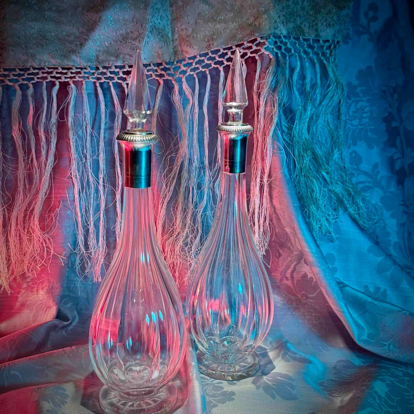 English: Pair of crystal decanters with French sterling silver mounts, Minerva 1st standard hallmark, late 19th to early 20th century ; 日本語: フランス製スターリングシルバーの装飾が施されたクリスタルのデカンタ2本セット、ミネルヴァ刻印、19世紀末〜20世紀初頭 ; Français: Paire de carafes en cristal avec monture en argent massif français, poinçon Minerve 1er titre, fin XIXᵉ – début XXᵉ siècle 