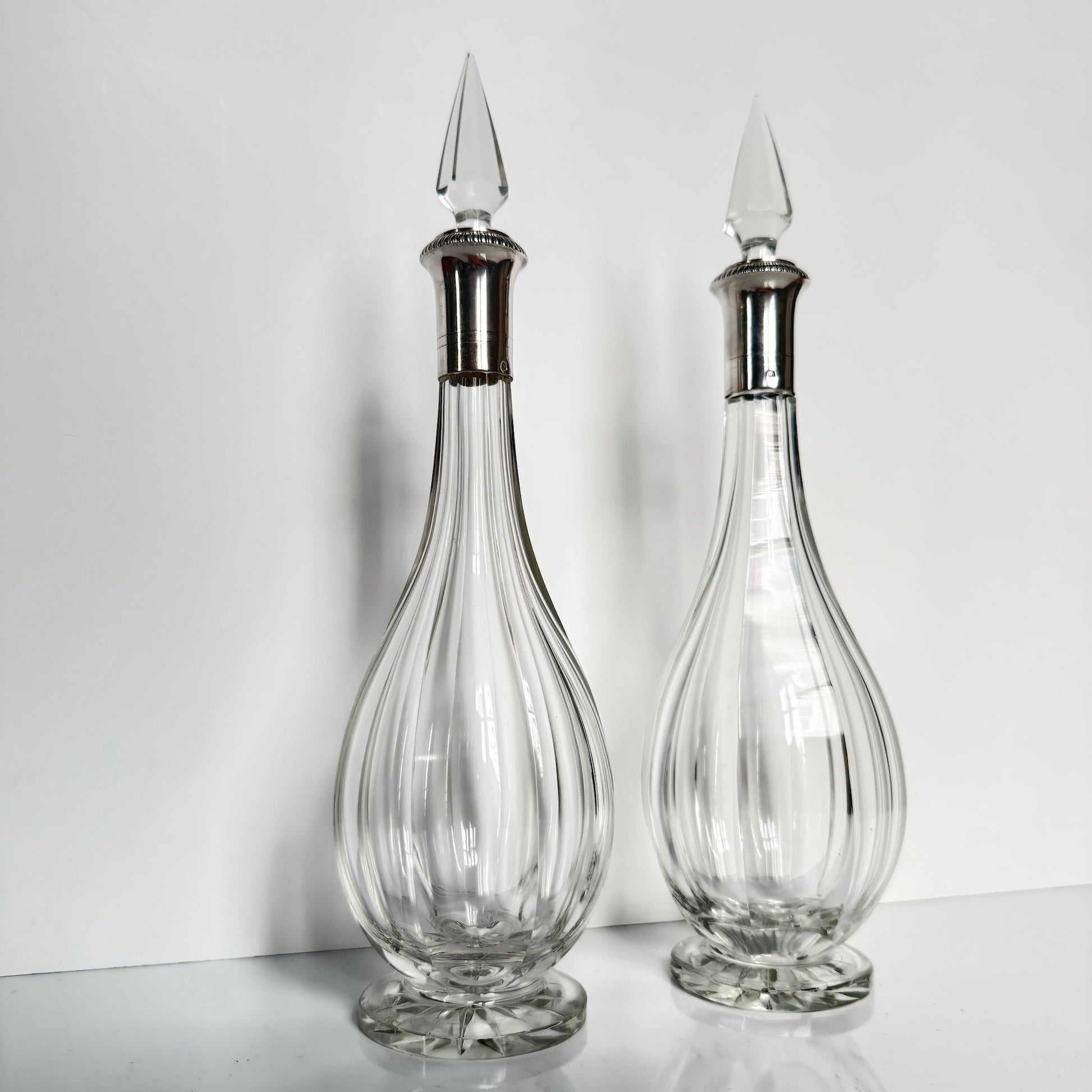 English: Pair of crystal decanters with French sterling silver mounts, Minerva 1st standard hallmark, late 19th to early 20th century ; 日本語: フランス製スターリングシルバーの装飾が施されたクリスタルのデカンタ2本セット、ミネルヴァ刻印、19世紀末〜20世紀初頭 ; Français: Paire de carafes en cristal avec monture en argent massif français, poinçon Minerve 1er titre, fin XIXᵉ – début XXᵉ siècle 