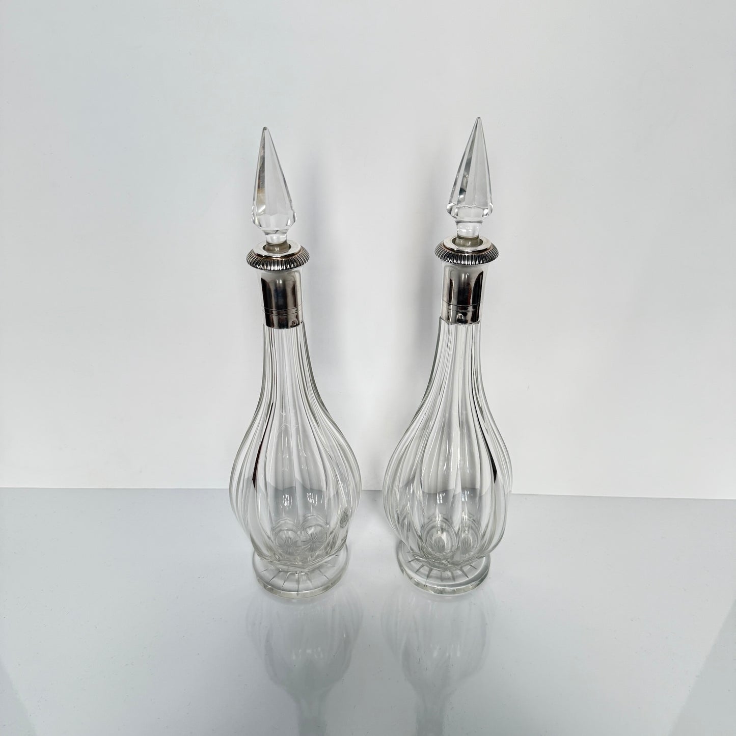 English: Pair of crystal decanters with French sterling silver mounts, Minerva 1st standard hallmark, late 19th to early 20th century ; 日本語: フランス製スターリングシルバーの装飾が施されたクリスタルのデカンタ2本セット、ミネルヴァ刻印、19世紀末〜20世紀初頭 ; Français: Paire de carafes en cristal avec monture en argent massif français, poinçon Minerve 1er titre, fin XIXᵉ – début XXᵉ siècle 