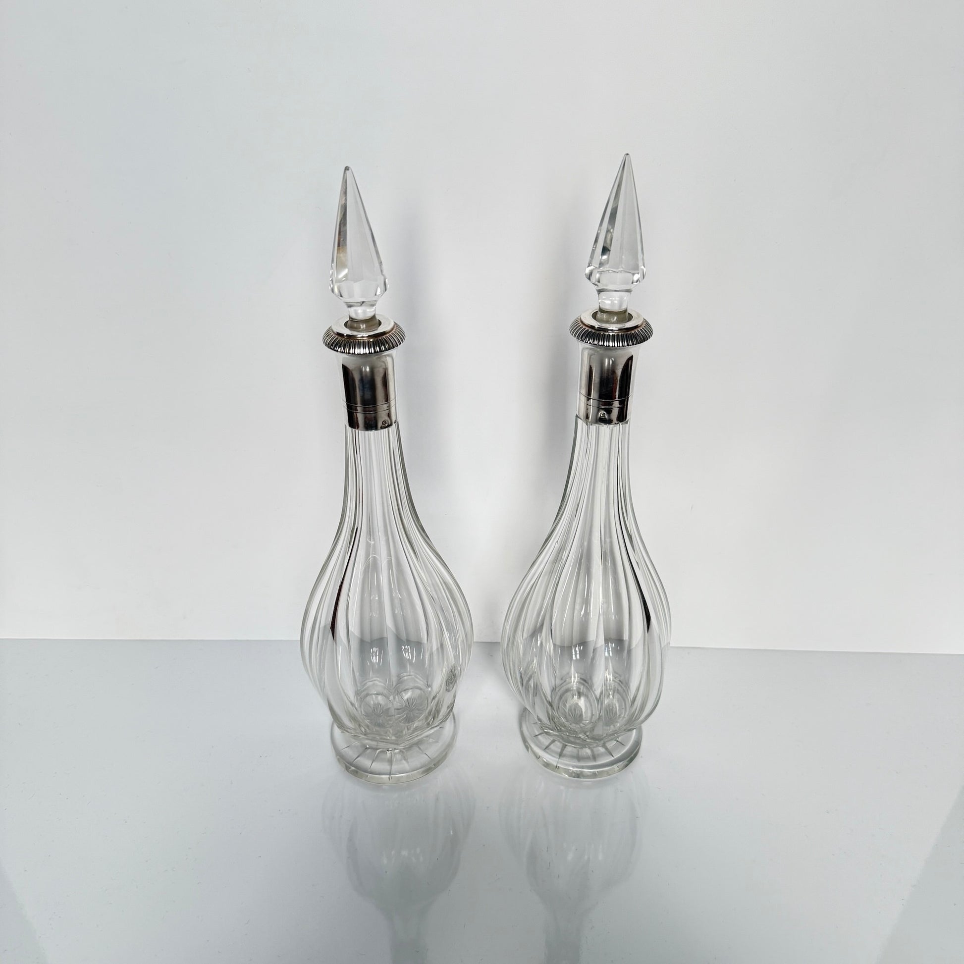 English: Pair of crystal decanters with French sterling silver mounts, Minerva 1st standard hallmark, late 19th to early 20th century ; 日本語: フランス製スターリングシルバーの装飾が施されたクリスタルのデカンタ2本セット、ミネルヴァ刻印、19世紀末〜20世紀初頭 ; Français: Paire de carafes en cristal avec monture en argent massif français, poinçon Minerve 1er titre, fin XIXᵉ – début XXᵉ siècle 