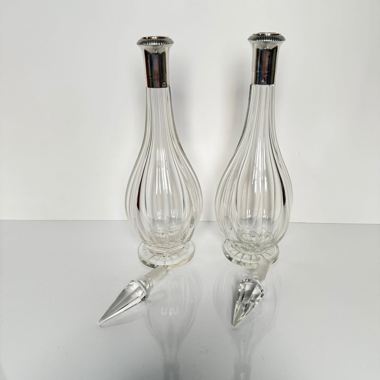 English: Pair of crystal decanters with French sterling silver mounts, Minerva 1st standard hallmark, late 19th to early 20th century ; 日本語: フランス製スターリングシルバーの装飾が施されたクリスタルのデカンタ2本セット、ミネルヴァ刻印、19世紀末〜20世紀初頭 ; Français: Paire de carafes en cristal avec monture en argent massif français, poinçon Minerve 1er titre, fin XIXᵉ – début XXᵉ siècle 