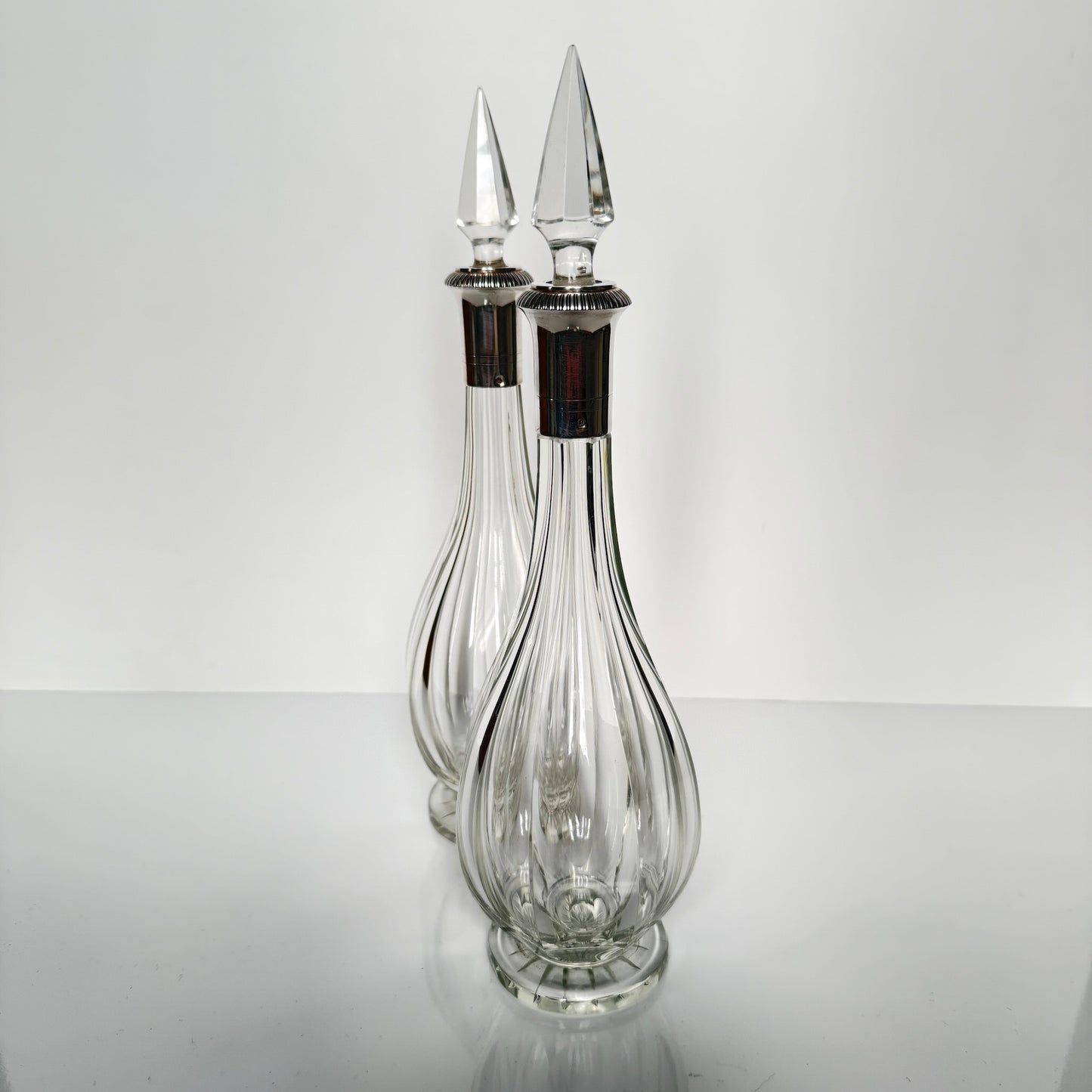 English: Pair of crystal decanters with French sterling silver mounts, Minerva 1st standard hallmark, late 19th to early 20th century ; 日本語: フランス製スターリングシルバーの装飾が施されたクリスタルのデカンタ2本セット、ミネルヴァ刻印、19世紀末〜20世紀初頭 ; Français: Paire de carafes en cristal avec monture en argent massif français, poinçon Minerve 1er titre, fin XIXᵉ – début XXᵉ siècle 