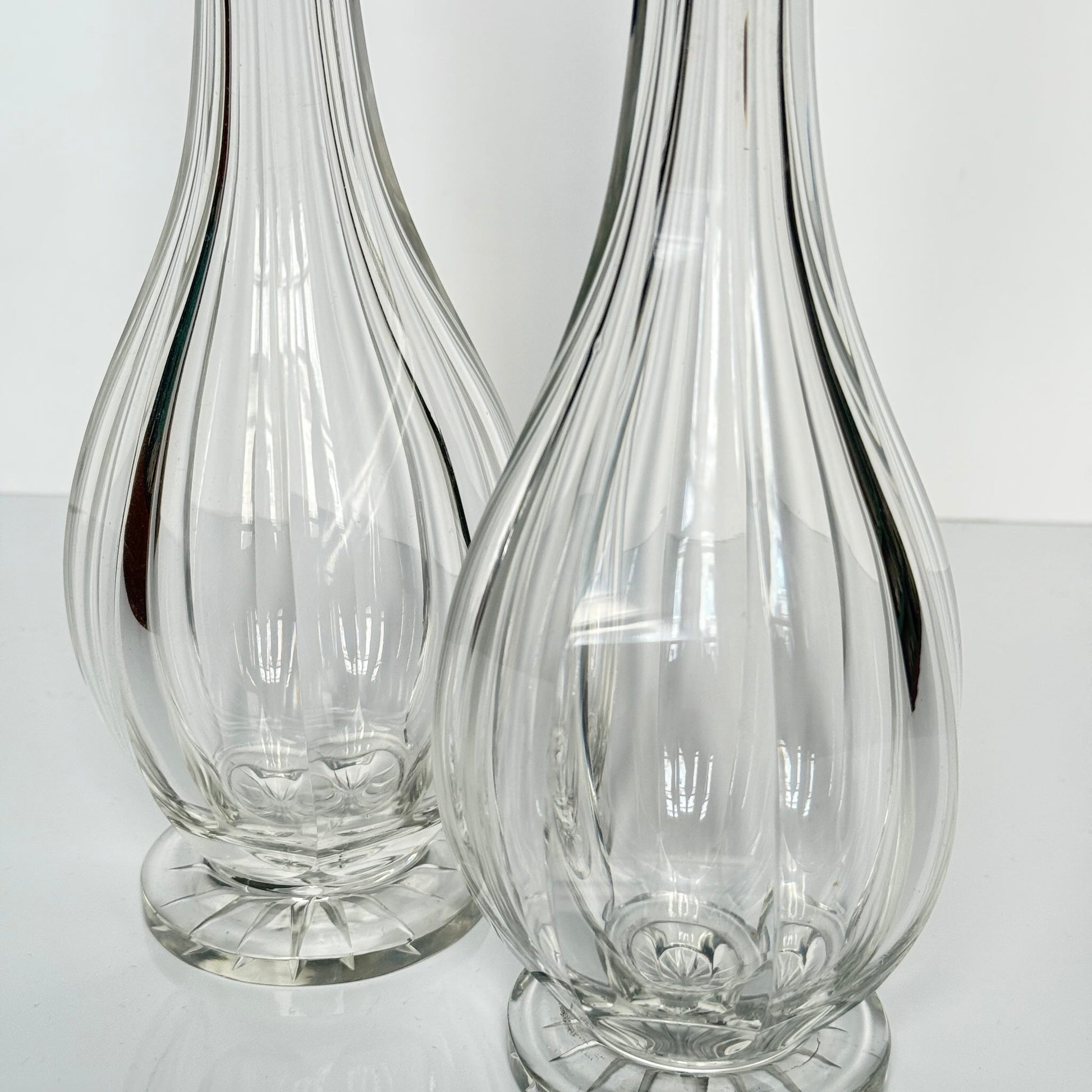 English: Pair of crystal decanters with French sterling silver mounts, Minerva 1st standard hallmark, late 19th to early 20th century ; 日本語: フランス製スターリングシルバーの装飾が施されたクリスタルのデカンタ2本セット、ミネルヴァ刻印、19世紀末〜20世紀初頭 ; Français: Paire de carafes en cristal avec monture en argent massif français, poinçon Minerve 1er titre, fin XIXᵉ – début XXᵉ siècle 