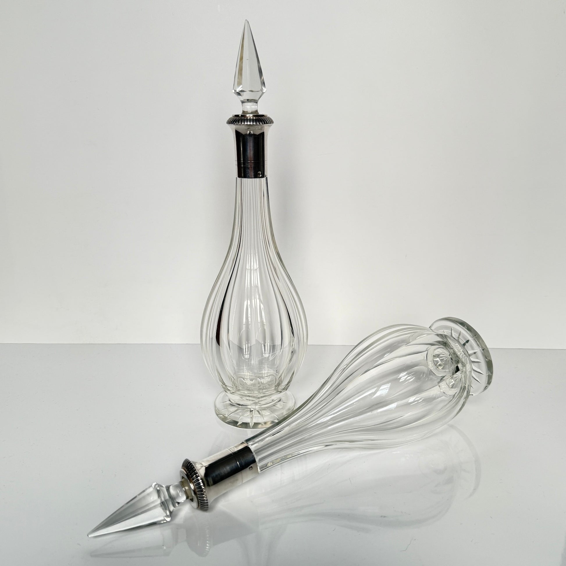 English: Pair of crystal decanters with French sterling silver mounts, Minerva 1st standard hallmark, late 19th to early 20th century ; 日本語: フランス製スターリングシルバーの装飾が施されたクリスタルのデカンタ2本セット、ミネルヴァ刻印、19世紀末〜20世紀初頭 ; Français: Paire de carafes en cristal avec monture en argent massif français, poinçon Minerve 1er titre, fin XIXᵉ – début XXᵉ siècle 