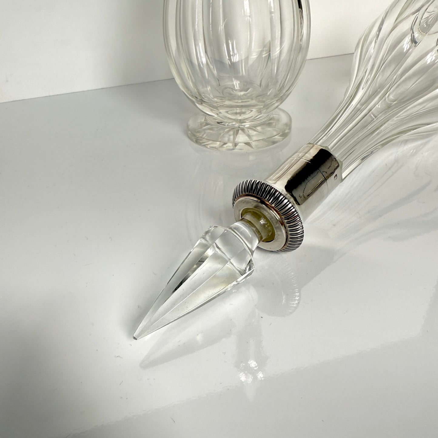 English: Pair of crystal decanters with French sterling silver mounts, Minerva 1st standard hallmark, late 19th to early 20th century ; 日本語: フランス製スターリングシルバーの装飾が施されたクリスタルのデカンタ2本セット、ミネルヴァ刻印、19世紀末〜20世紀初頭 ; Français: Paire de carafes en cristal avec monture en argent massif français, poinçon Minerve 1er titre, fin XIXᵉ – début XXᵉ siècle 