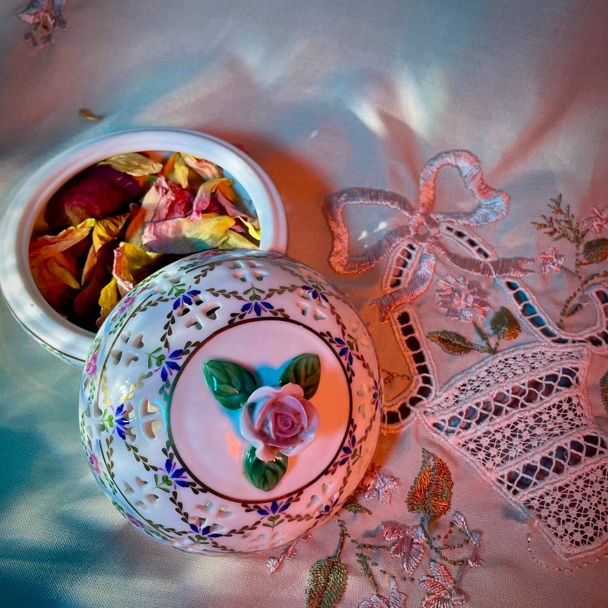 English: Past Times porcelain potpourri box, floral design with roses and cornflowers inspired by 18th-century Sèvres porcelain, marked Finest Porcelain PAST TIMES; 日本語: パスト・タイムズ製の磁器ポプリボックス、18世紀セーヴル磁器に着想を得たバラとヤグルマギクの花柄、Finest Porcelain PAST TIMESのサインあり; Français: Boîte à pot-pourri en porcelaine de Past Times, décor floral avec roses et barbeaux inspiré de la porcelaine de Sèvres du XVIIIe siècle, signée Finest Porcelain PAST TIMES.