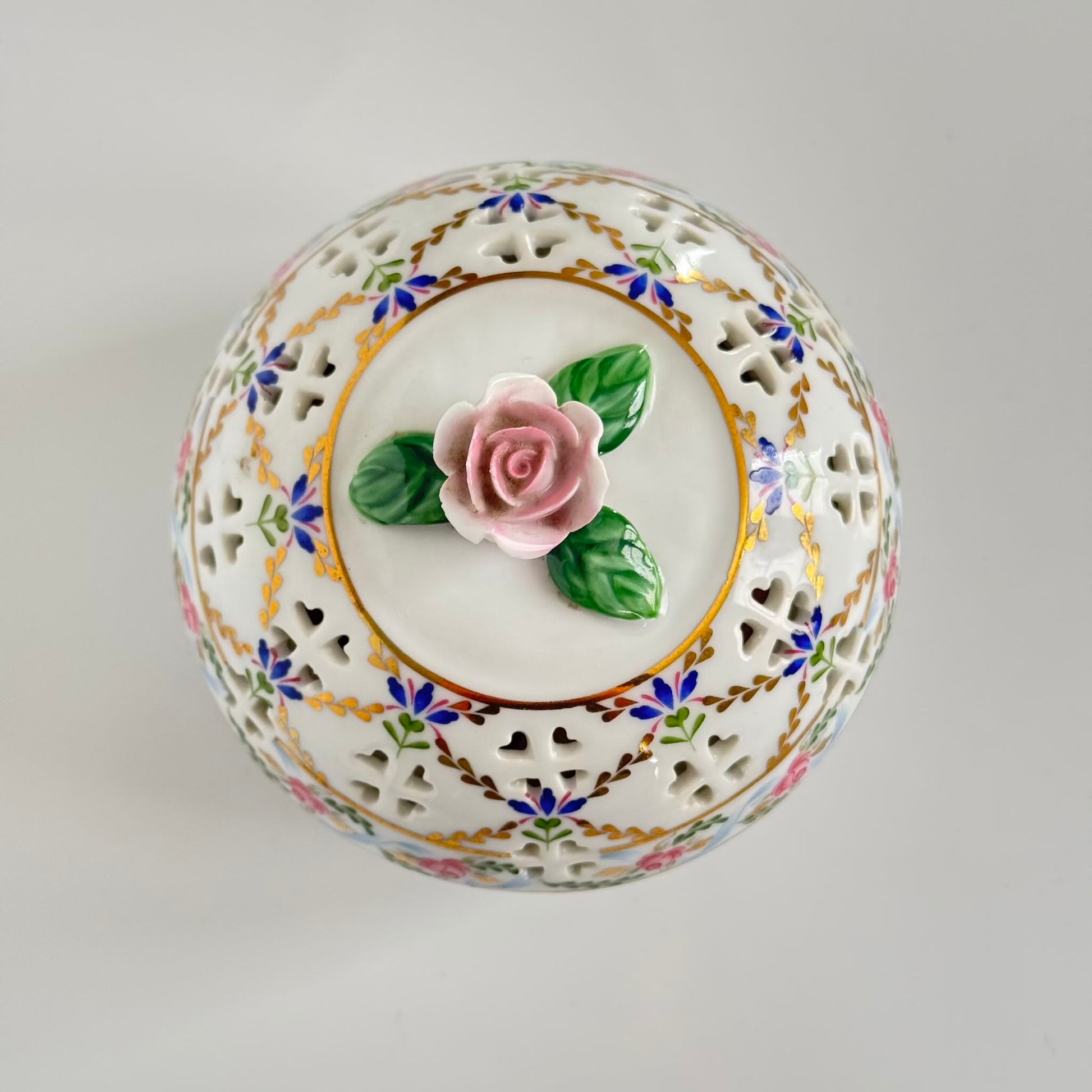 English: Past Times porcelain potpourri box, floral design with roses and cornflowers inspired by 18th-century Sèvres porcelain, marked Finest Porcelain PAST TIMES; 日本語: パスト・タイムズ製の磁器ポプリボックス、18世紀セーヴル磁器に着想を得たバラとヤグルマギクの花柄、Finest Porcelain PAST TIMESのサインあり; Français: Boîte à pot-pourri en porcelaine de Past Times, décor floral avec roses et barbeaux inspiré de la porcelaine de Sèvres du XVIIIe siècle, signée Finest Porcelain PAST TIMES.