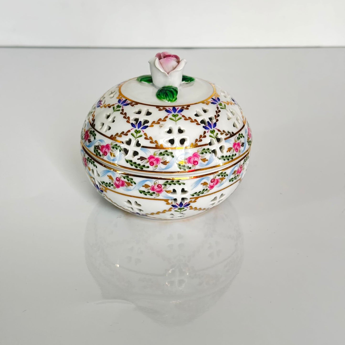 English: Past Times porcelain potpourri box, floral design with roses and cornflowers inspired by 18th-century Sèvres porcelain, marked Finest Porcelain PAST TIMES; 日本語: パスト・タイムズ製の磁器ポプリボックス、18世紀セーヴル磁器に着想を得たバラとヤグルマギクの花柄、Finest Porcelain PAST TIMESのサインあり; Français: Boîte à pot-pourri en porcelaine de Past Times, décor floral avec roses et barbeaux inspiré de la porcelaine de Sèvres du XVIIIe siècle, signée Finest Porcelain PAST TIMES.