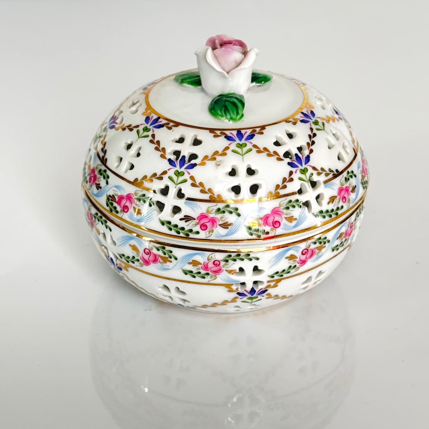 English: Past Times porcelain potpourri box, floral design with roses and cornflowers inspired by 18th-century Sèvres porcelain, marked Finest Porcelain PAST TIMES; 日本語: パスト・タイムズ製の磁器ポプリボックス、18世紀セーヴル磁器に着想を得たバラとヤグルマギクの花柄、Finest Porcelain PAST TIMESのサインあり; Français: Boîte à pot-pourri en porcelaine de Past Times, décor floral avec roses et barbeaux inspiré de la porcelaine de Sèvres du XVIIIe siècle, signée Finest Porcelain PAST TIMES.