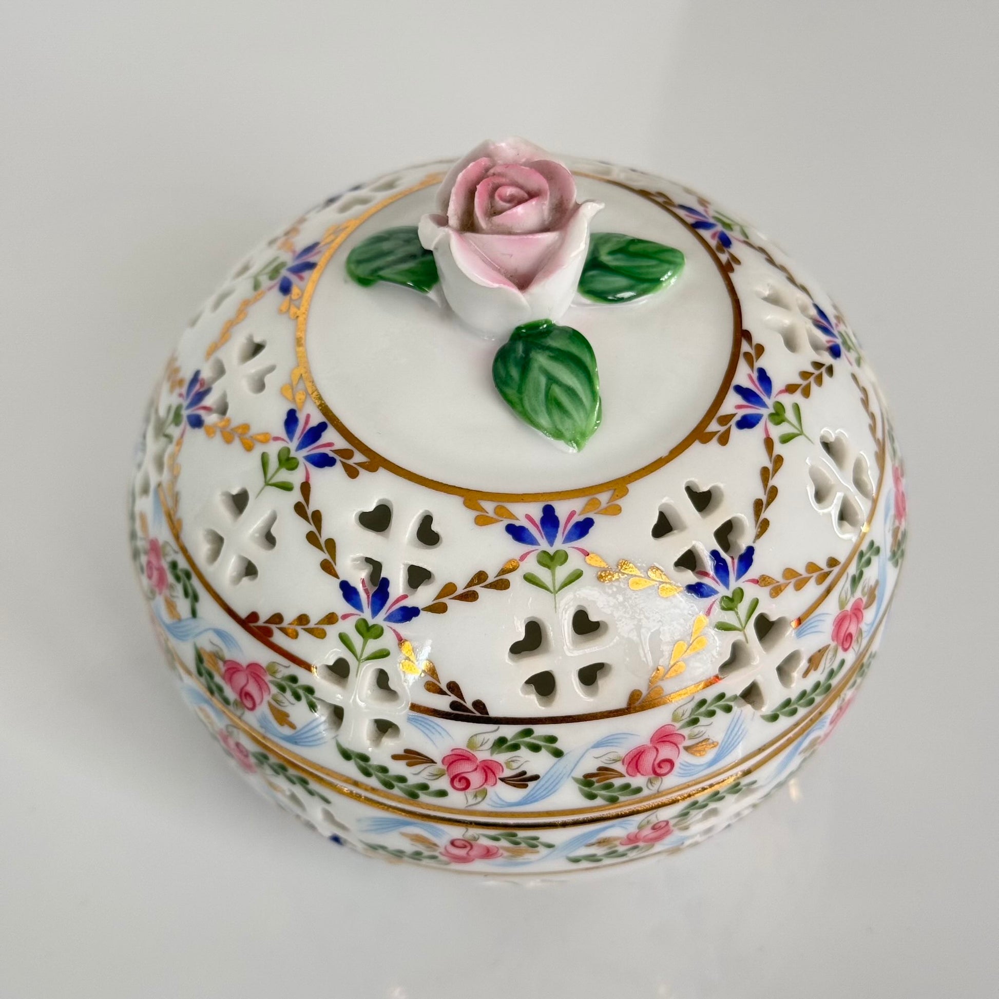 English: Past Times porcelain potpourri box, floral design with roses and cornflowers inspired by 18th-century Sèvres porcelain, marked Finest Porcelain PAST TIMES; 日本語: パスト・タイムズ製の磁器ポプリボックス、18世紀セーヴル磁器に着想を得たバラとヤグルマギクの花柄、Finest Porcelain PAST TIMESのサインあり; Français: Boîte à pot-pourri en porcelaine de Past Times, décor floral avec roses et barbeaux inspiré de la porcelaine de Sèvres du XVIIIe siècle, signée Finest Porcelain PAST TIMES.