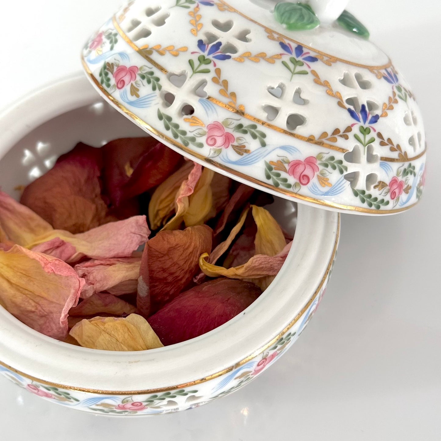 English: Past Times porcelain potpourri box, floral design with roses and cornflowers inspired by 18th-century Sèvres porcelain, marked Finest Porcelain PAST TIMES; 日本語: パスト・タイムズ製の磁器ポプリボックス、18世紀セーヴル磁器に着想を得たバラとヤグルマギクの花柄、Finest Porcelain PAST TIMESのサインあり; Français: Boîte à pot-pourri en porcelaine de Past Times, décor floral avec roses et barbeaux inspiré de la porcelaine de Sèvres du XVIIIe siècle, signée Finest Porcelain PAST TIMES.
