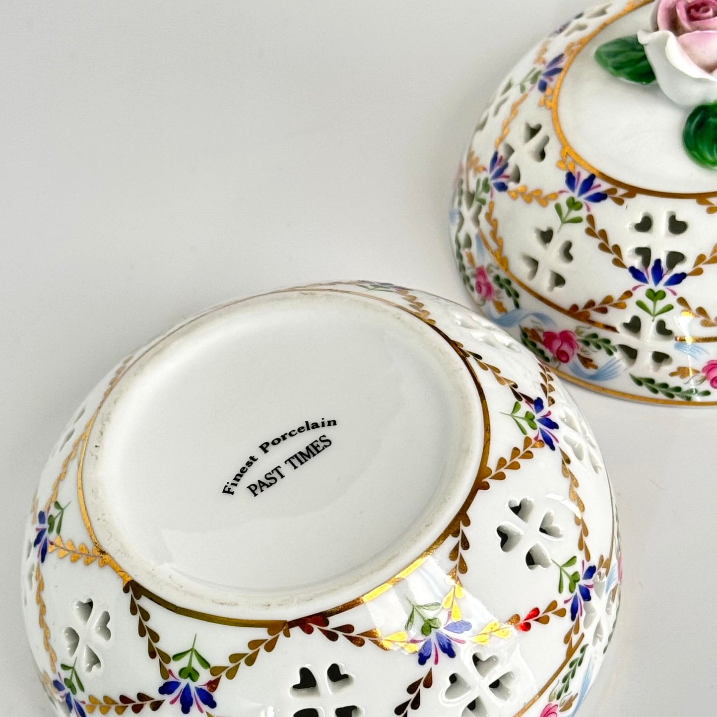 English: Past Times porcelain potpourri box, floral design with roses and cornflowers inspired by 18th-century Sèvres porcelain, marked Finest Porcelain PAST TIMES; 日本語: パスト・タイムズ製の磁器ポプリボックス、18世紀セーヴル磁器に着想を得たバラとヤグルマギクの花柄、Finest Porcelain PAST TIMESのサインあり; Français: Boîte à pot-pourri en porcelaine de Past Times, décor floral avec roses et barbeaux inspiré de la porcelaine de Sèvres du XVIIIe siècle, signée Finest Porcelain PAST TIMES.