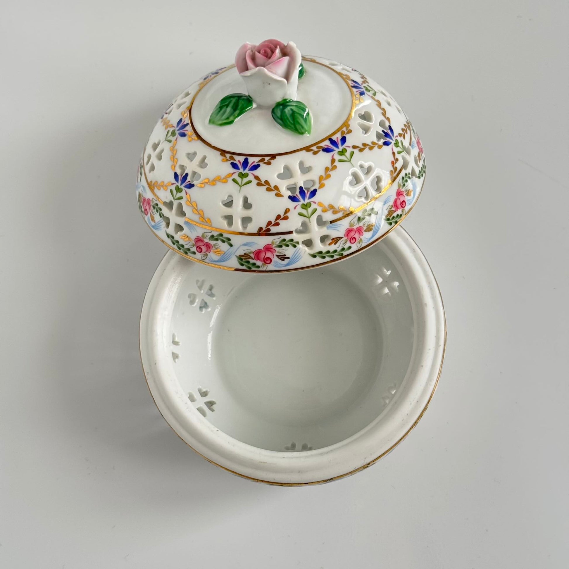English: Past Times porcelain potpourri box, floral design with roses and cornflowers inspired by 18th-century Sèvres porcelain, marked Finest Porcelain PAST TIMES; 日本語: パスト・タイムズ製の磁器ポプリボックス、18世紀セーヴル磁器に着想を得たバラとヤグルマギクの花柄、Finest Porcelain PAST TIMESのサインあり; Français: Boîte à pot-pourri en porcelaine de Past Times, décor floral avec roses et barbeaux inspiré de la porcelaine de Sèvres du XVIIIe siècle, signée Finest Porcelain PAST TIMES.