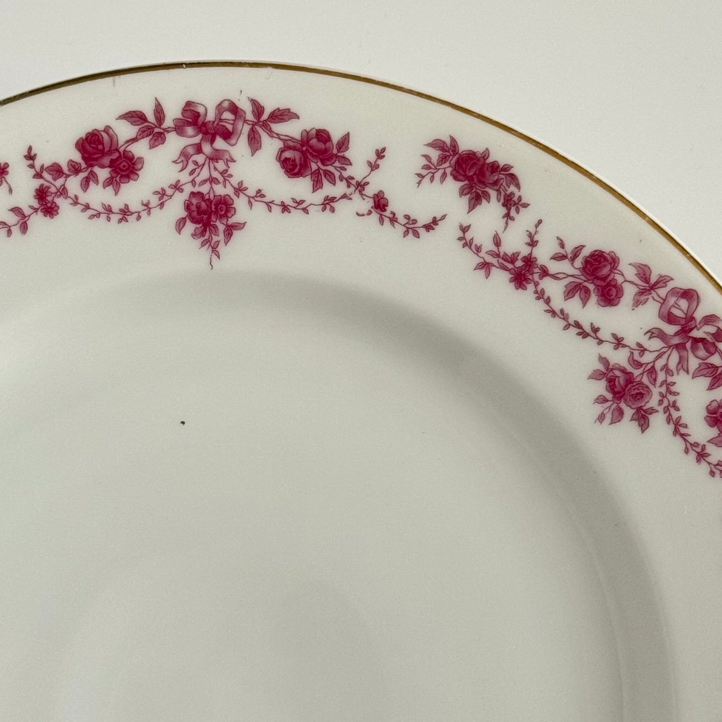 English: Antique Pirkenhammer porcelain cake stand decorated with ribbon and floral garland motif in pink and violet, early 20th century. ; Français : Présentoir à gâteau en porcelaine Pirkenhammer, décor de rubans et guirlandes florales rose/violet, début XXᵉ siècle. ; 日本語： ピルケンハンマー製アンティークケーキスタンド、ピンクパープルのリボンと花のガーランド装飾、20世紀初頭。