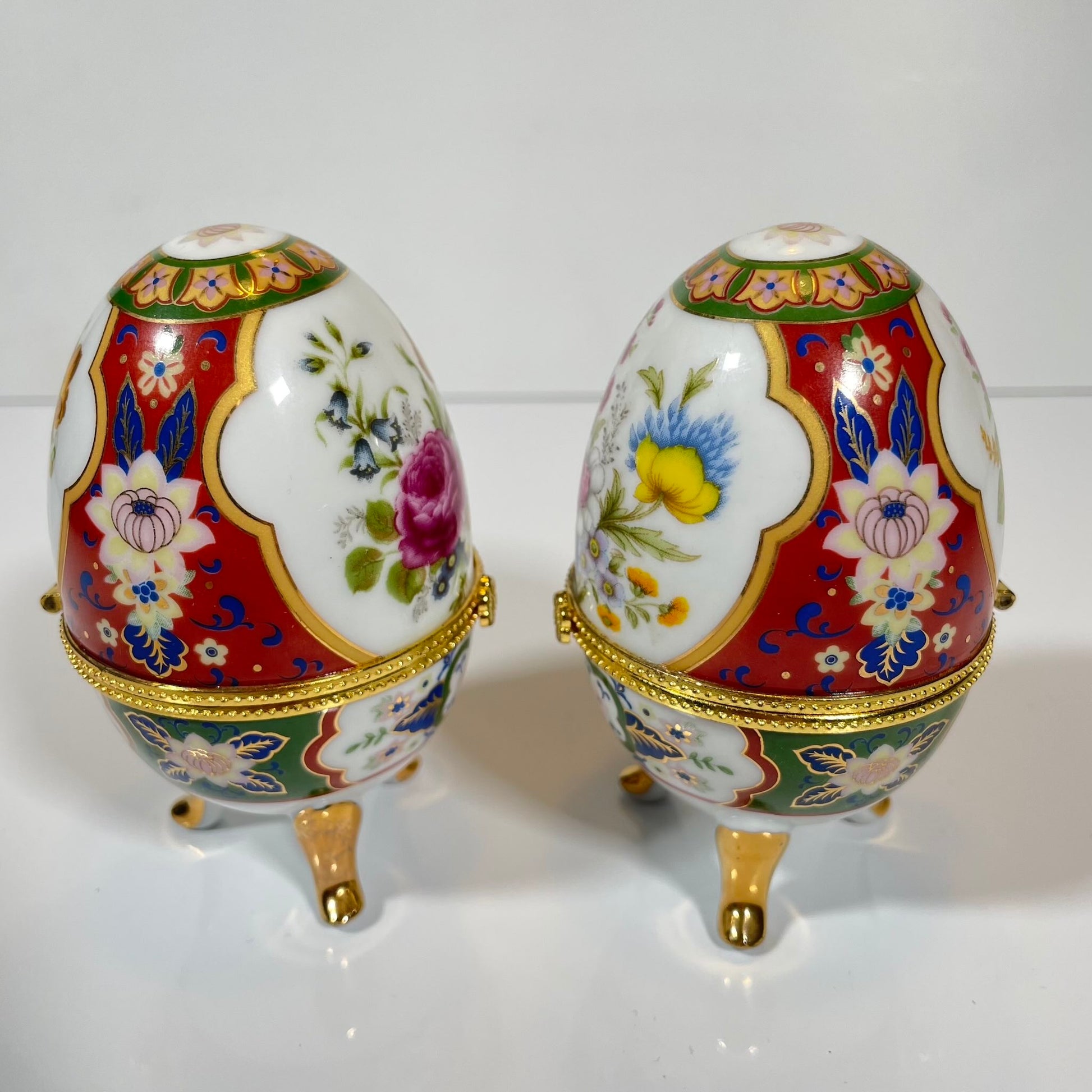 A charming set of two porcelain egg-shaped boxes with an elegant floral design. Their pretty decoration makes them perfect for storage or as decorative pieces. Vintage from the 20th century onwards.