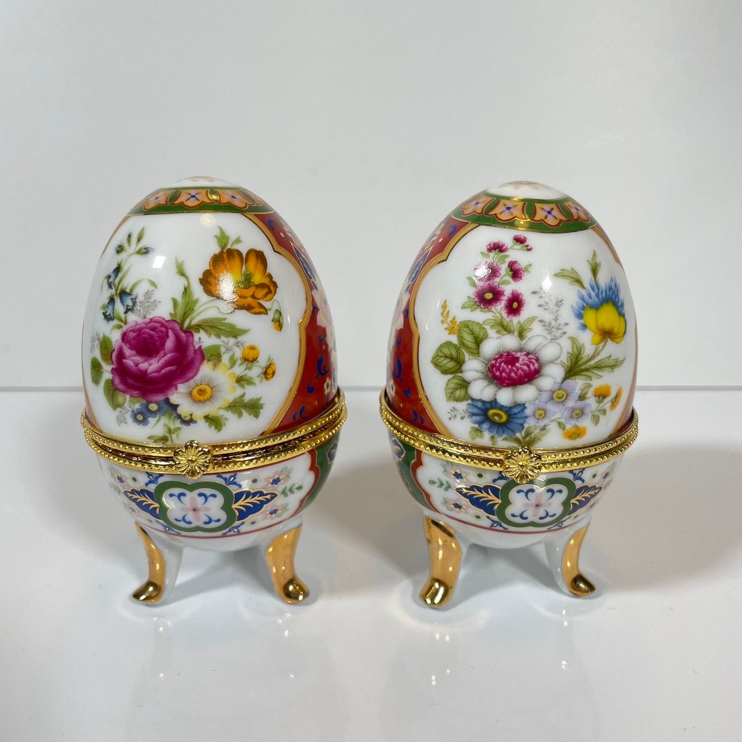 A charming set of two porcelain egg-shaped boxes with an elegant floral design. Their pretty decoration makes them perfect for storage or as decorative pieces. Vintage from the 20th century onwards.