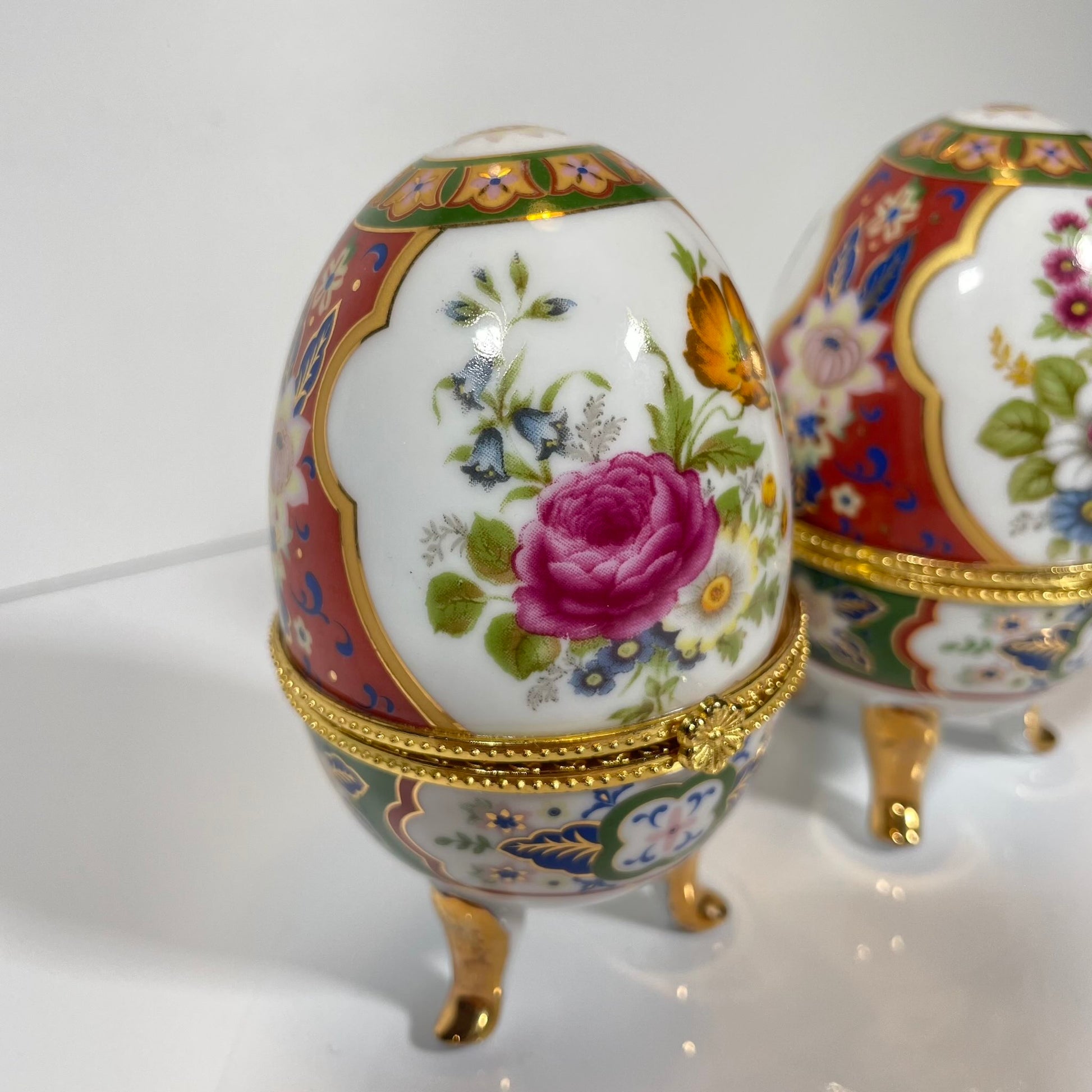A charming set of two porcelain egg-shaped boxes with an elegant floral design. Their pretty decoration makes them perfect for storage or as decorative pieces. Vintage from the 20th century onwards.