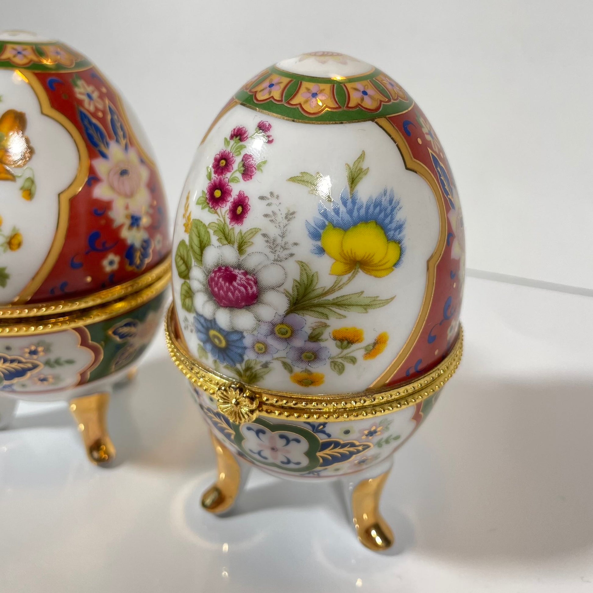 A charming set of two porcelain egg-shaped boxes with an elegant floral design. Their pretty decoration makes them perfect for storage or as decorative pieces. Vintage from the 20th century onwards.
