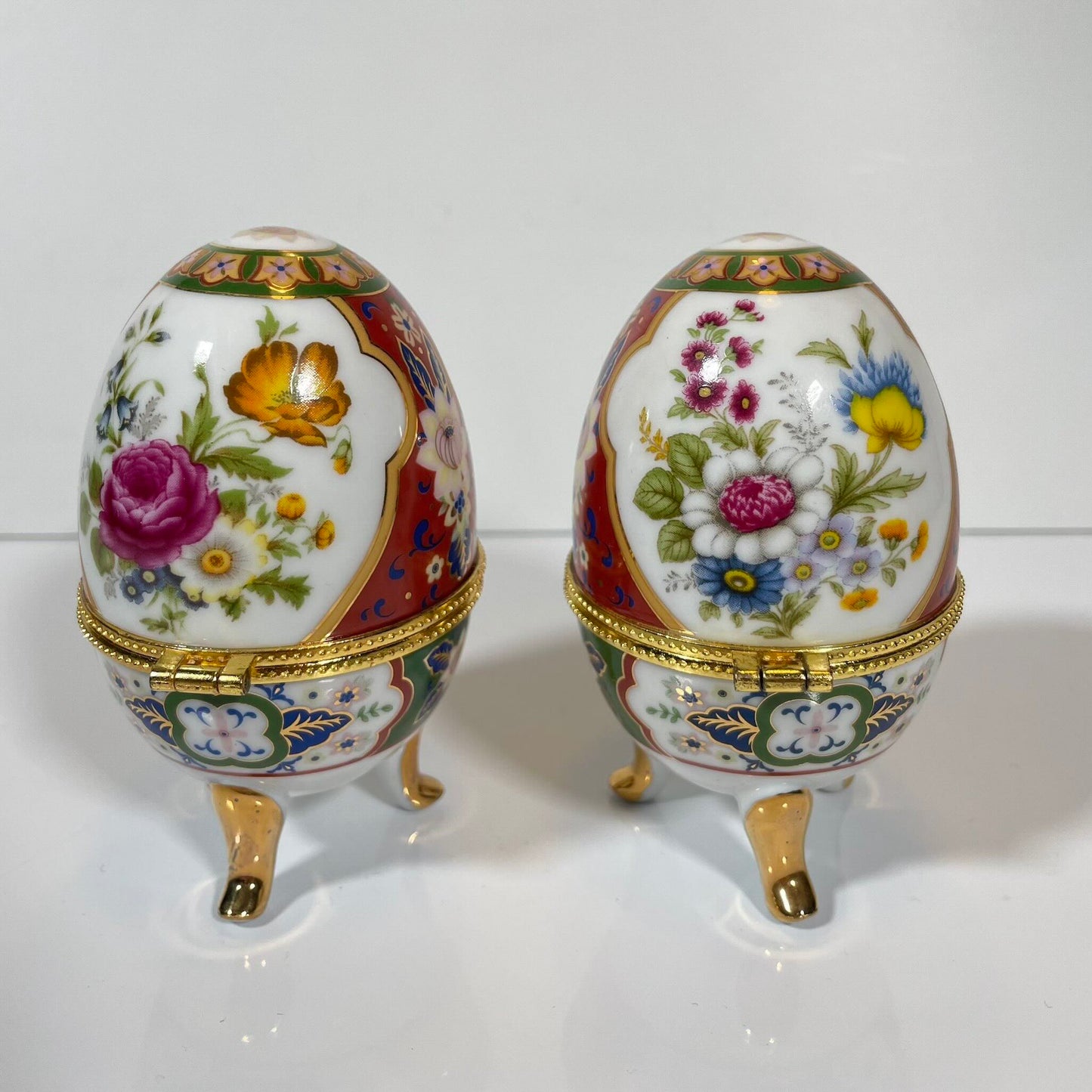 A charming set of two porcelain egg-shaped boxes with an elegant floral design. Their pretty decoration makes them perfect for storage or as decorative pieces. Vintage from the 20th century onwards.
