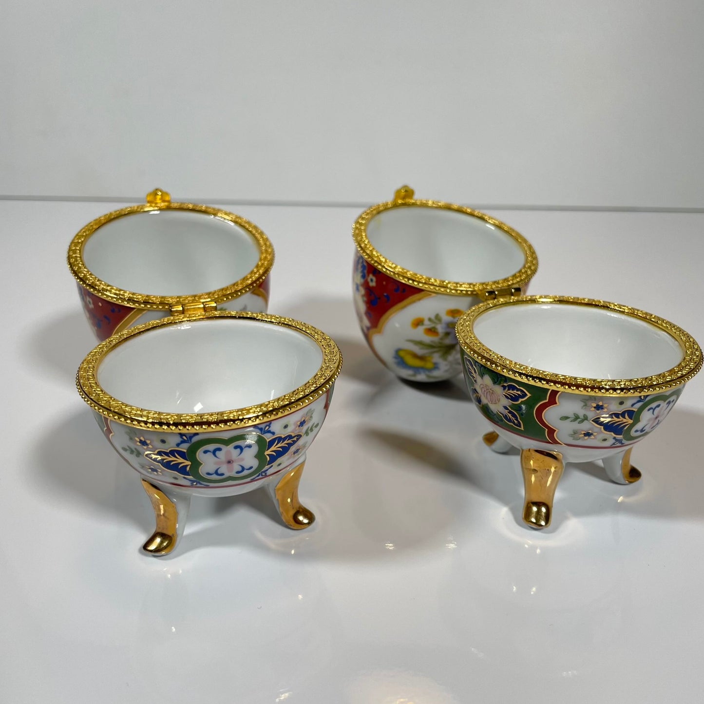 A charming set of two porcelain egg-shaped boxes with an elegant floral design. Their pretty decoration makes them perfect for storage or as decorative pieces. Vintage from the 20th century onwards.