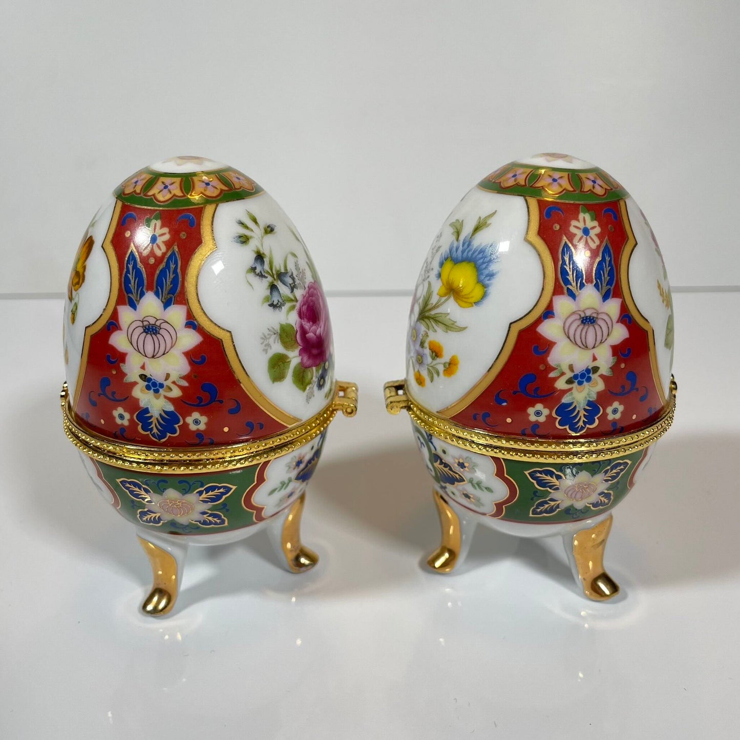A charming set of two porcelain egg-shaped boxes with an elegant floral design. Their pretty decoration makes them perfect for storage or as decorative pieces. Vintage from the 20th century onwards.