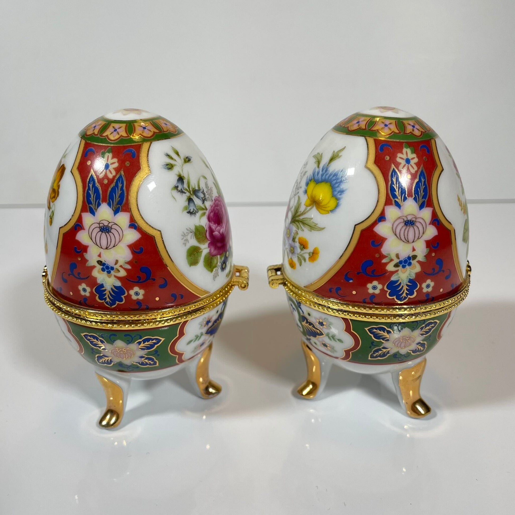 A charming set of two porcelain egg-shaped boxes with an elegant floral design. Their pretty decoration makes them perfect for storage or as decorative pieces. Vintage from the 20th century onwards.