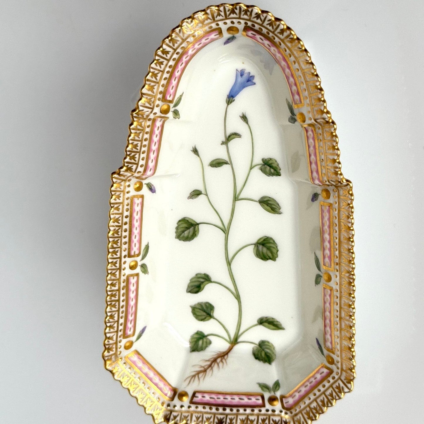 ロイヤルコペンハーゲン「フローラ ダニカ/Flora Danica」手描きオブロングディッシュ | デンマーク、1967年