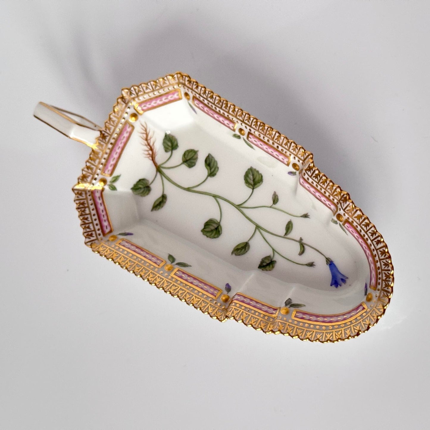 ロイヤルコペンハーゲン「フローラ ダニカ/Flora Danica」手描きオブロングディッシュ | デンマーク、1967年