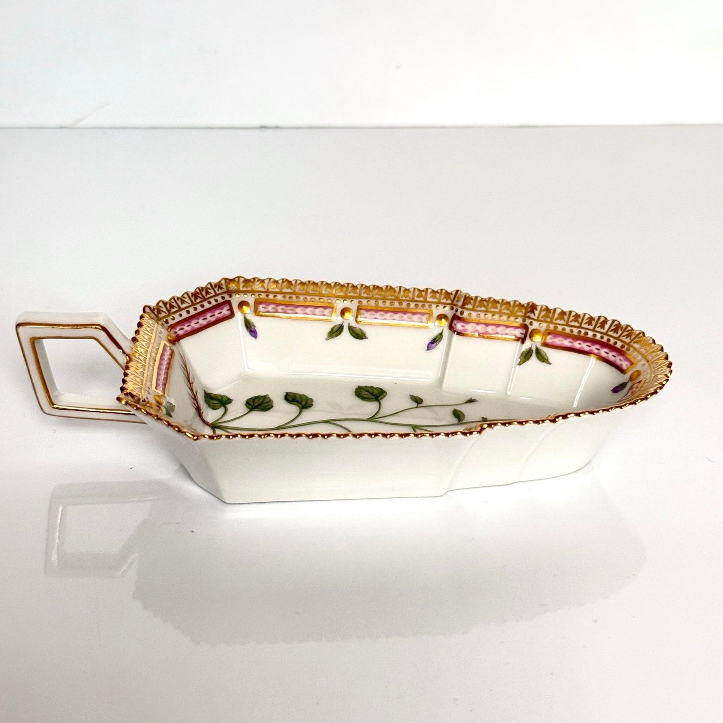 ロイヤルコペンハーゲン「フローラ ダニカ/Flora Danica」手描きオブロングディッシュ | デンマーク、1967年