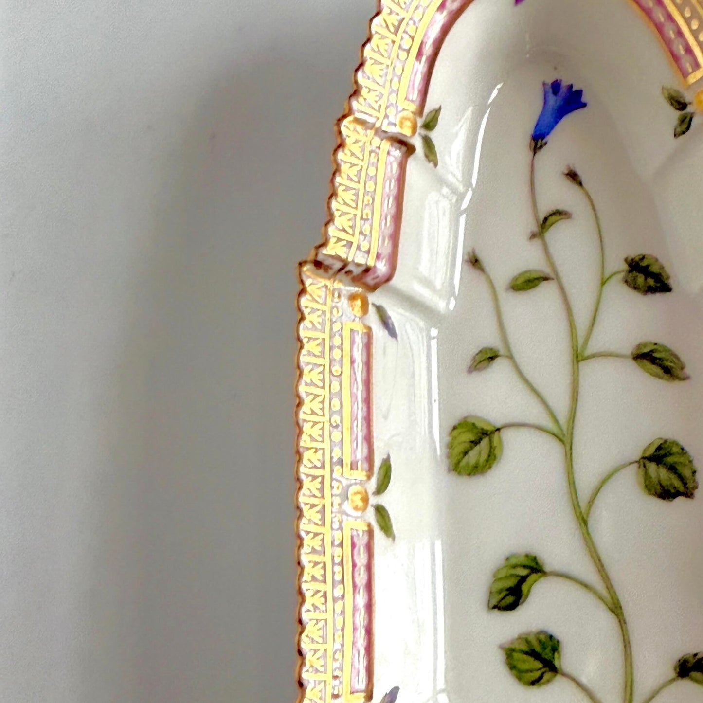 ロイヤルコペンハーゲン「フローラ ダニカ/Flora Danica」手描きオブロングディッシュ | デンマーク、1967年