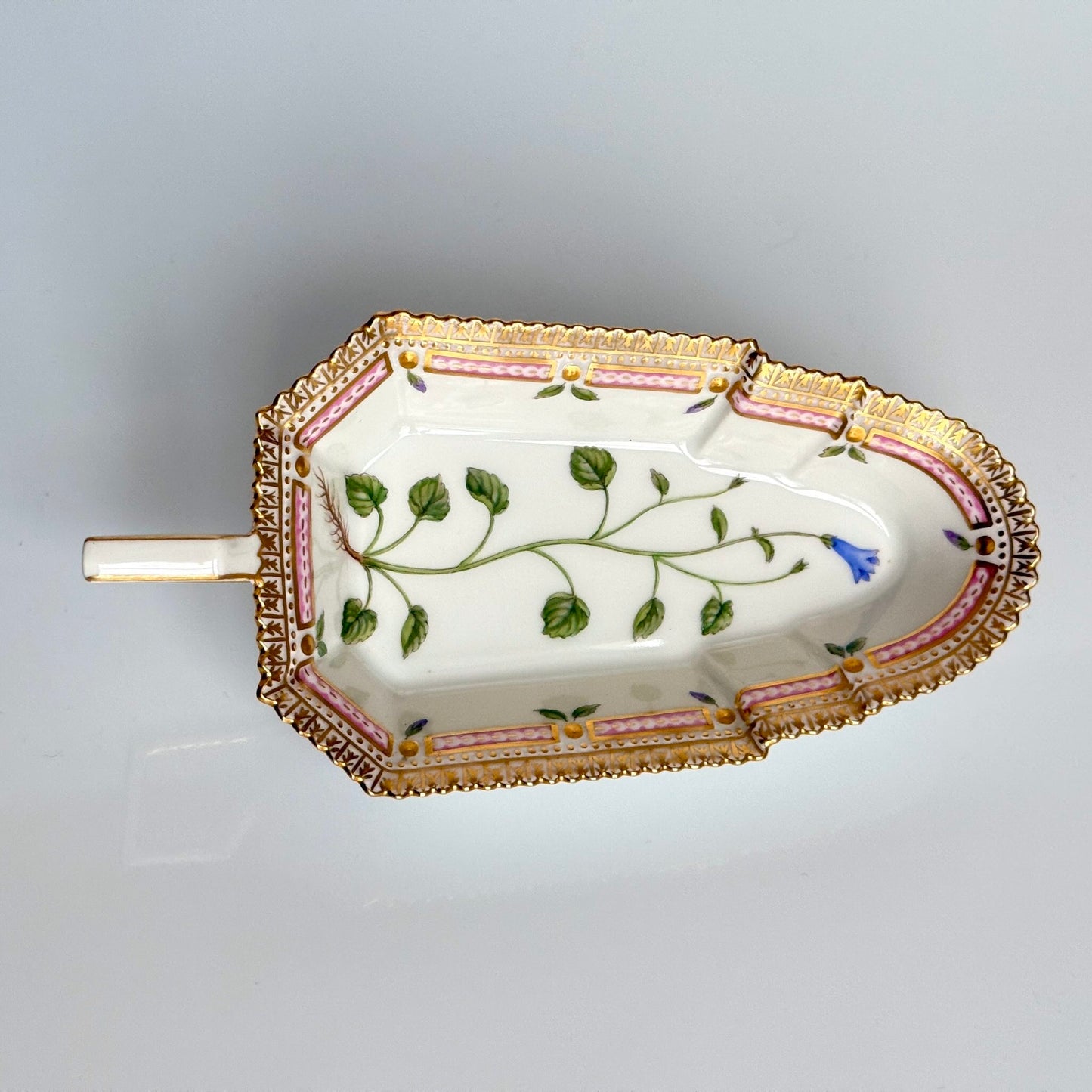 ロイヤルコペンハーゲン「フローラ ダニカ/Flora Danica」手描きオブロングディッシュ | デンマーク、1967年