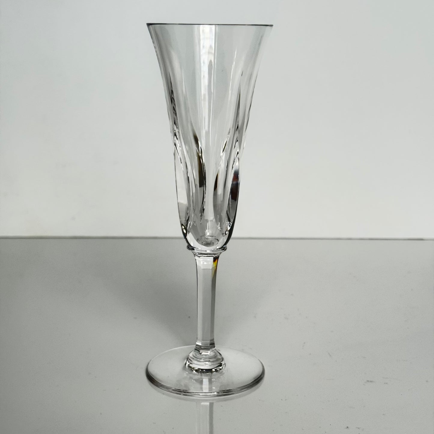 English: Set of four mid-20th-century Saint Louis crystal champagne flutes in the “Cerdagne” pattern, signed “CRISTAL St LOUIS FRANCE”; 日本語: サンルイ製「セルダーニュ」パターンのシャンパングラス4脚セット、20世紀中頃、"CRISTAL St LOUIS FRANCE"刻印入り; Français: Lot de quatre flûtes à champagne en cristal Saint Louis, modèle “Cerdagne”, milieu du XXᵉ siècle, signées “CRISTAL St LOUIS FRANCE”.