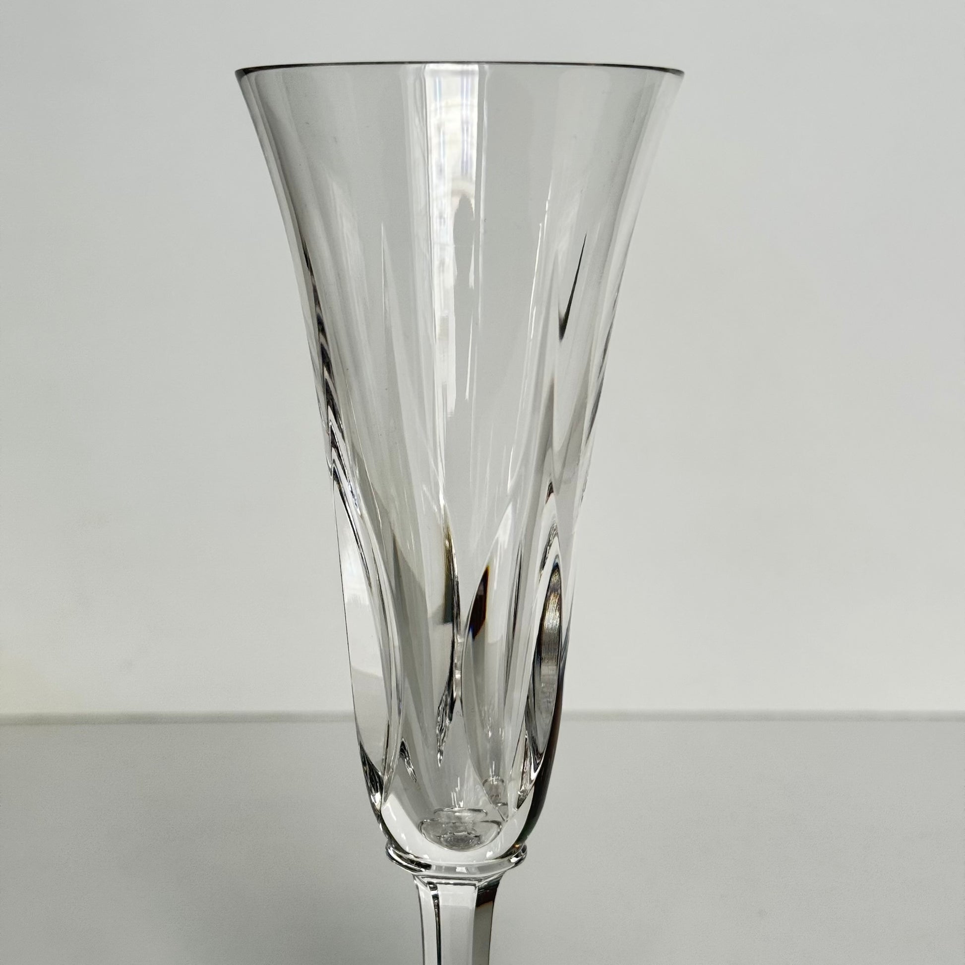 English: Set of four mid-20th-century Saint Louis crystal champagne flutes in the “Cerdagne” pattern, signed “CRISTAL St LOUIS FRANCE”; 日本語: サンルイ製「セルダーニュ」パターンのシャンパングラス4脚セット、20世紀中頃、"CRISTAL St LOUIS FRANCE"刻印入り; Français: Lot de quatre flûtes à champagne en cristal Saint Louis, modèle “Cerdagne”, milieu du XXᵉ siècle, signées “CRISTAL St LOUIS FRANCE”.