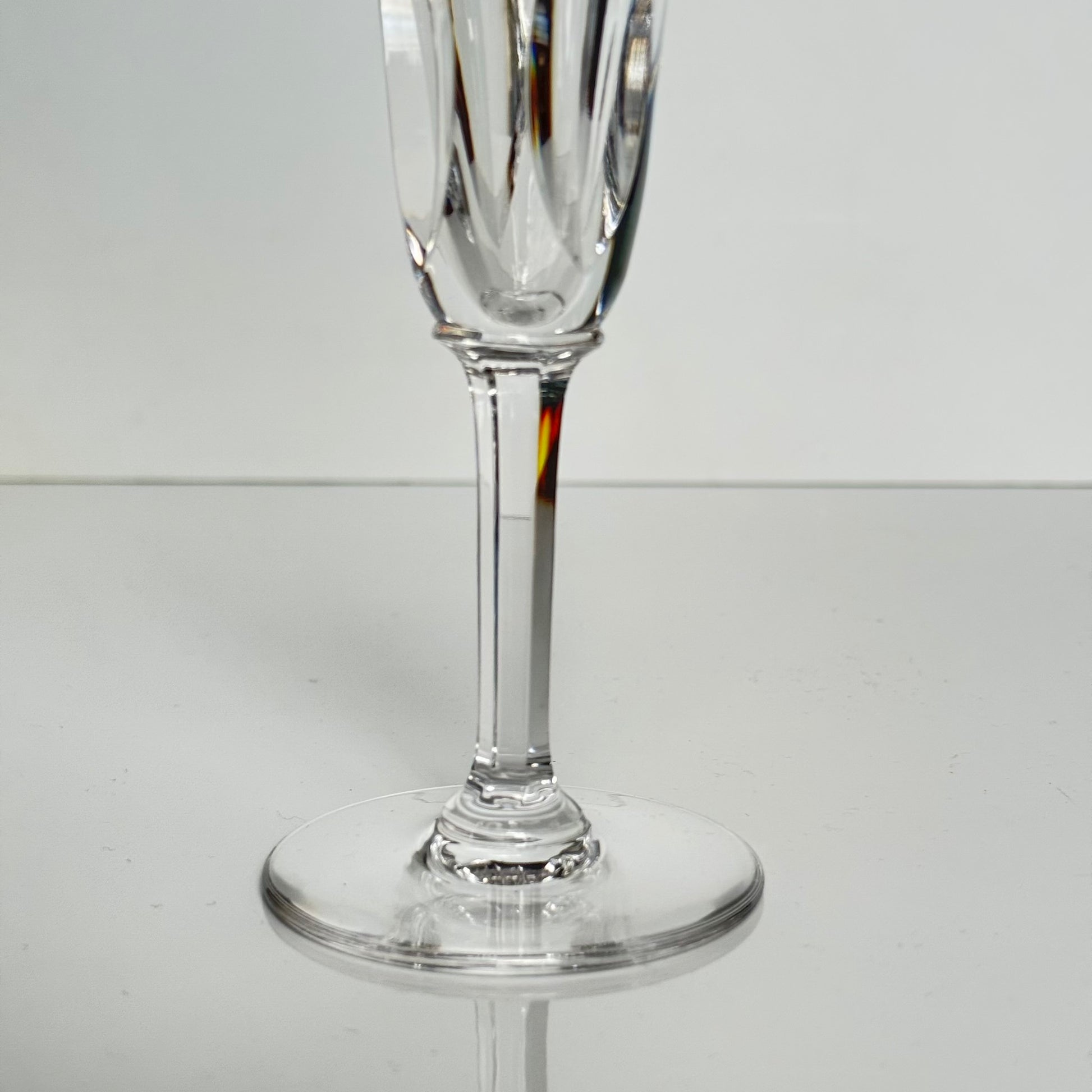English: Set of four mid-20th-century Saint Louis crystal champagne flutes in the “Cerdagne” pattern, signed “CRISTAL St LOUIS FRANCE”; 日本語: サンルイ製「セルダーニュ」パターンのシャンパングラス4脚セット、20世紀中頃、"CRISTAL St LOUIS FRANCE"刻印入り; Français: Lot de quatre flûtes à champagne en cristal Saint Louis, modèle “Cerdagne”, milieu du XXᵉ siècle, signées “CRISTAL St LOUIS FRANCE”.