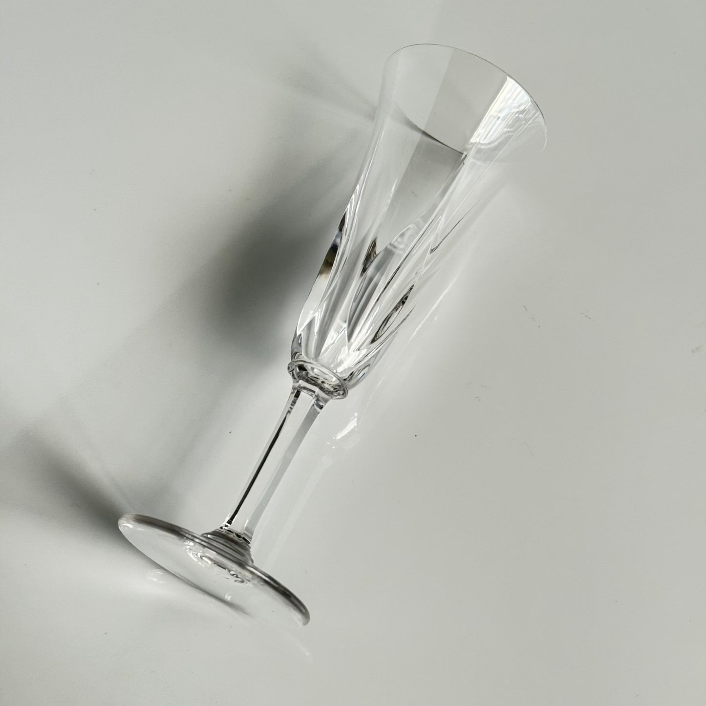 English: Set of four mid-20th-century Saint Louis crystal champagne flutes in the “Cerdagne” pattern, signed “CRISTAL St LOUIS FRANCE”; 日本語: サンルイ製「セルダーニュ」パターンのシャンパングラス4脚セット、20世紀中頃、"CRISTAL St LOUIS FRANCE"刻印入り; Français: Lot de quatre flûtes à champagne en cristal Saint Louis, modèle “Cerdagne”, milieu du XXᵉ siècle, signées “CRISTAL St LOUIS FRANCE”.