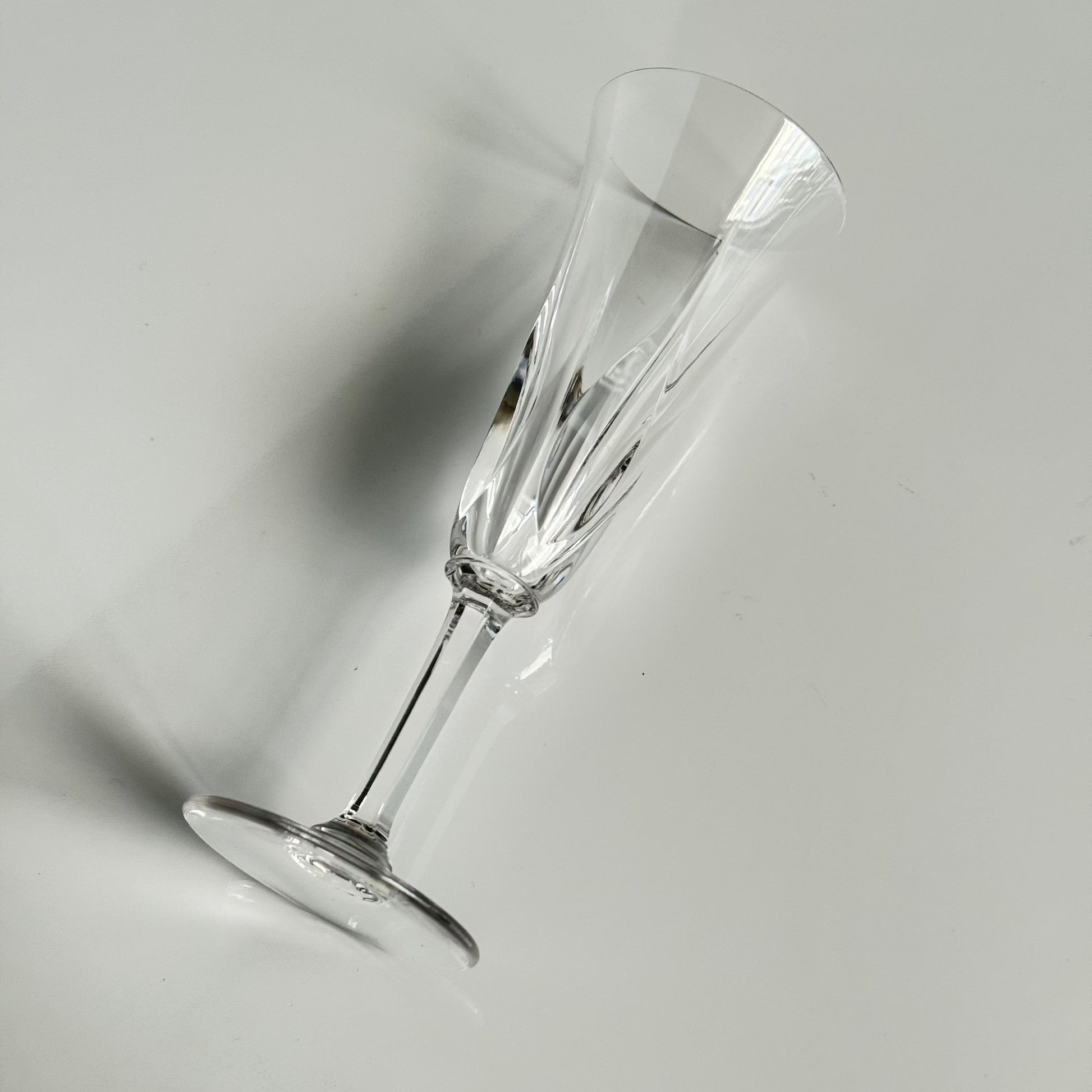 English: Set of four mid-20th-century Saint Louis crystal champagne flutes in the “Cerdagne” pattern, signed “CRISTAL St LOUIS FRANCE”; 日本語: サンルイ製「セルダーニュ」パターンのシャンパングラス4脚セット、20世紀中頃、"CRISTAL St LOUIS FRANCE"刻印入り; Français: Lot de quatre flûtes à champagne en cristal Saint Louis, modèle “Cerdagne”, milieu du XXᵉ siècle, signées “CRISTAL St LOUIS FRANCE”.