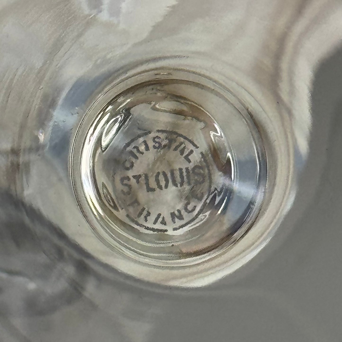 English: Set of four mid-20th-century Saint Louis crystal champagne flutes in the “Cerdagne” pattern, signed “CRISTAL St LOUIS FRANCE”; 日本語: サンルイ製「セルダーニュ」パターンのシャンパングラス4脚セット、20世紀中頃、"CRISTAL St LOUIS FRANCE"刻印入り; Français: Lot de quatre flûtes à champagne en cristal Saint Louis, modèle “Cerdagne”, milieu du XXᵉ siècle, signées “CRISTAL St LOUIS FRANCE”.