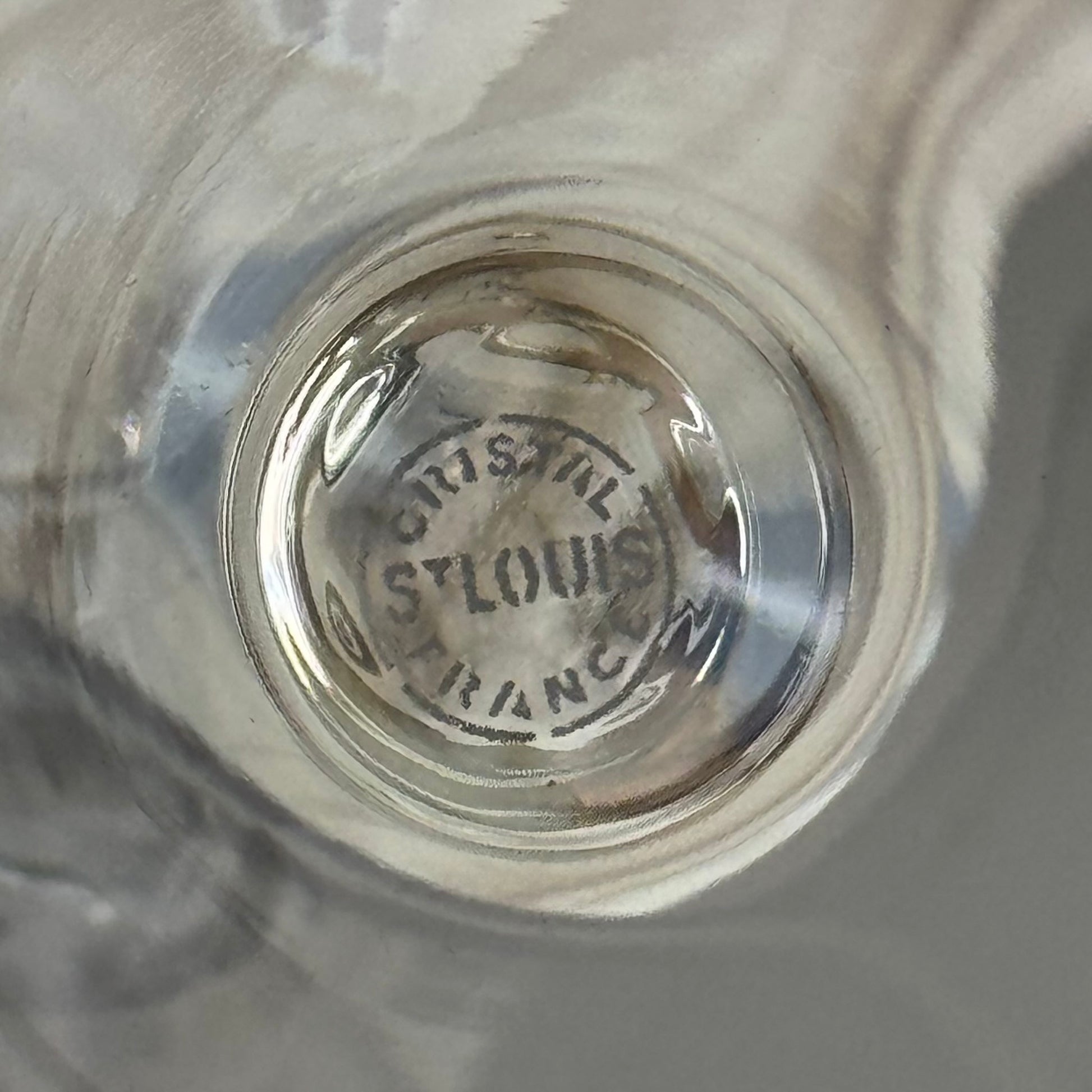 English: Set of four mid-20th-century Saint Louis crystal champagne flutes in the “Cerdagne” pattern, signed “CRISTAL St LOUIS FRANCE”; 日本語: サンルイ製「セルダーニュ」パターンのシャンパングラス4脚セット、20世紀中頃、"CRISTAL St LOUIS FRANCE"刻印入り; Français: Lot de quatre flûtes à champagne en cristal Saint Louis, modèle “Cerdagne”, milieu du XXᵉ siècle, signées “CRISTAL St LOUIS FRANCE”.