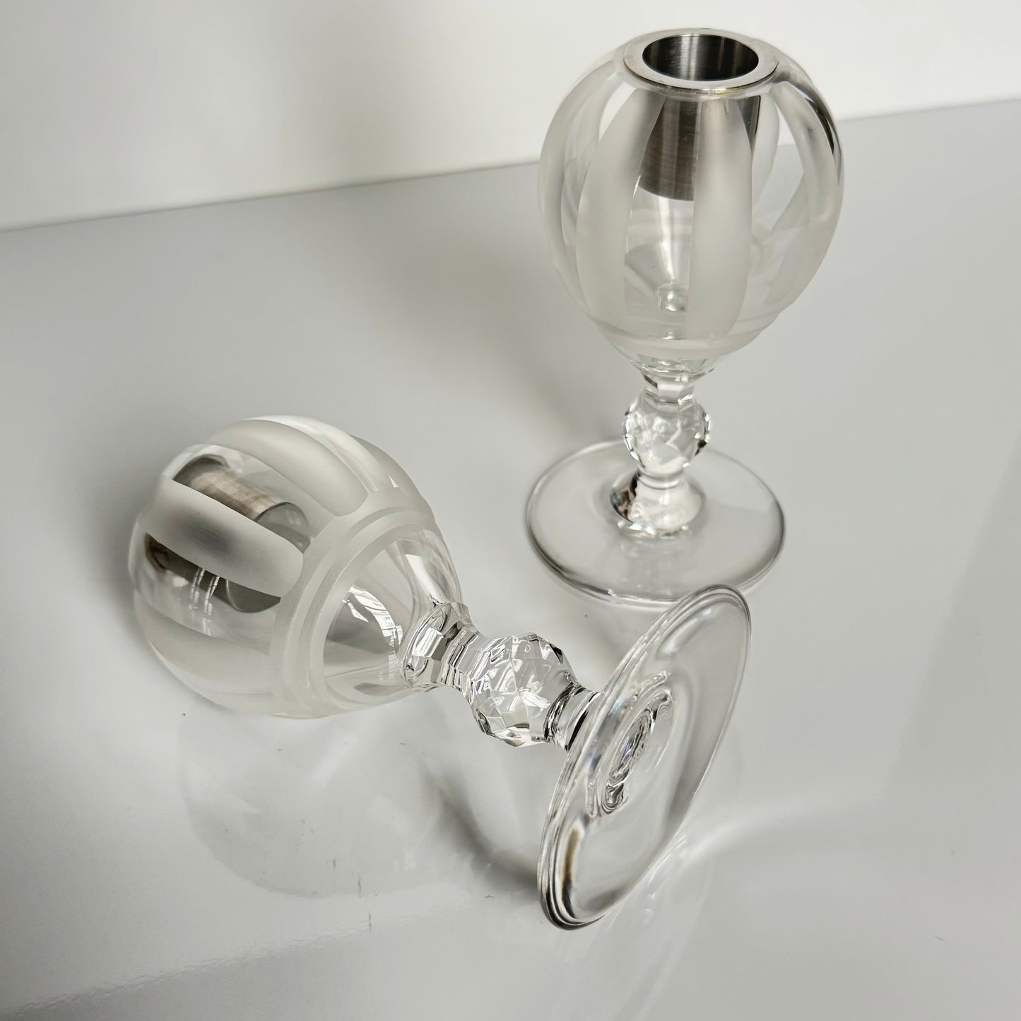 English: Set of three Saint Louis crystal candle holders from the 20th century, including one large and two smaller pieces with ovoid bodies and pedestal bases, signed “CRISTAL St LOUIS FRANCE”; 日本語: サンルイの20世紀製クリスタル製キャンドルホルダー3点セット、大1点と小2点、楕円形の本体と台座付き、「CRISTAL St LOUIS FRANCE」のサインあり; Français: Ensemble de trois bougeoirs en cristal Saint Louis du XXe siècle, comprenant un grand et deux petits modèles ovoïdes sur pied, signés « CRISTAL St LOUIS FRANCE ».